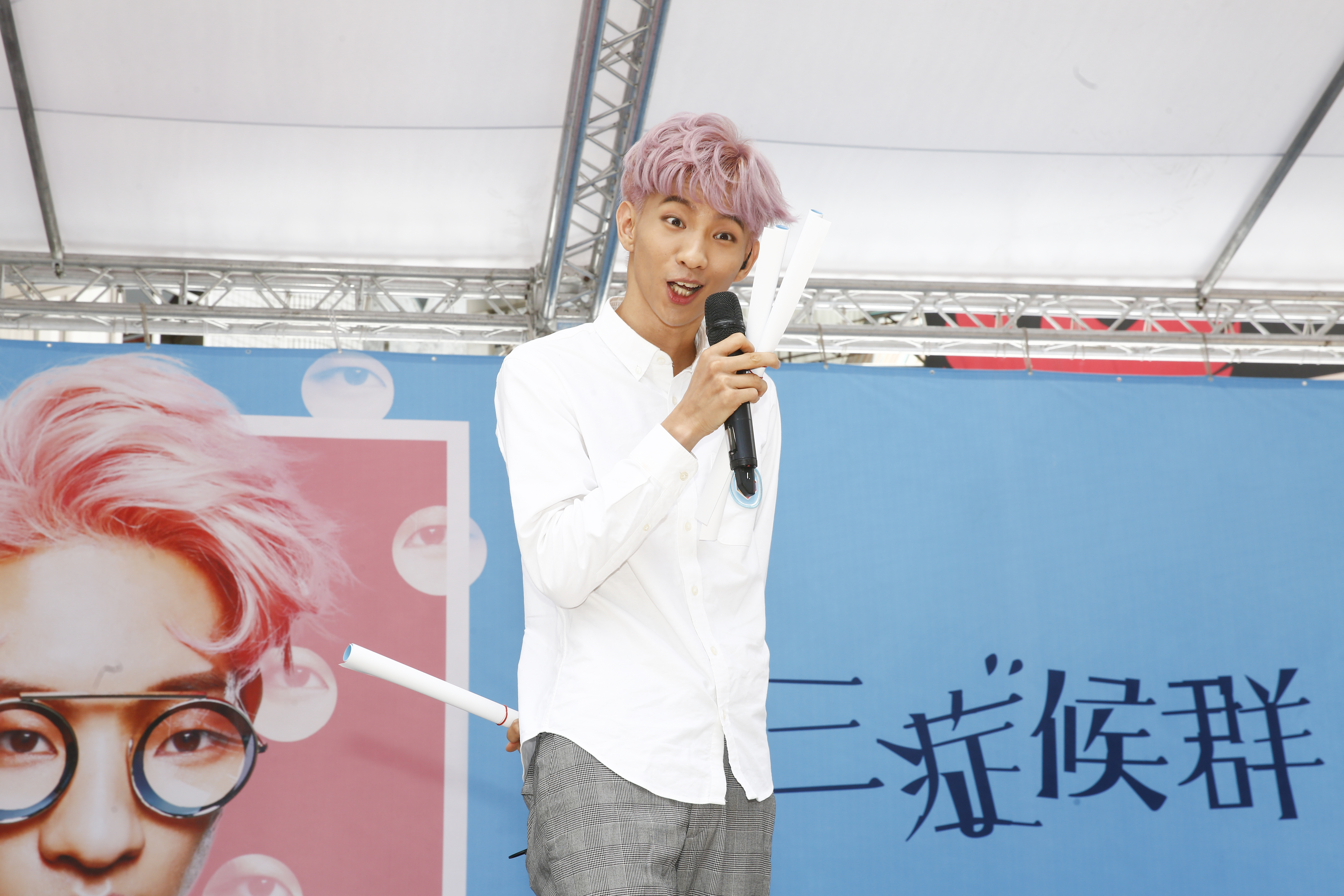 被票選為「台灣最有影響力YouTuber」第一名的小玉坦言第一次舉辦簽唱會心情緊張，很感謝粉絲頂著大太陽到場支持他。