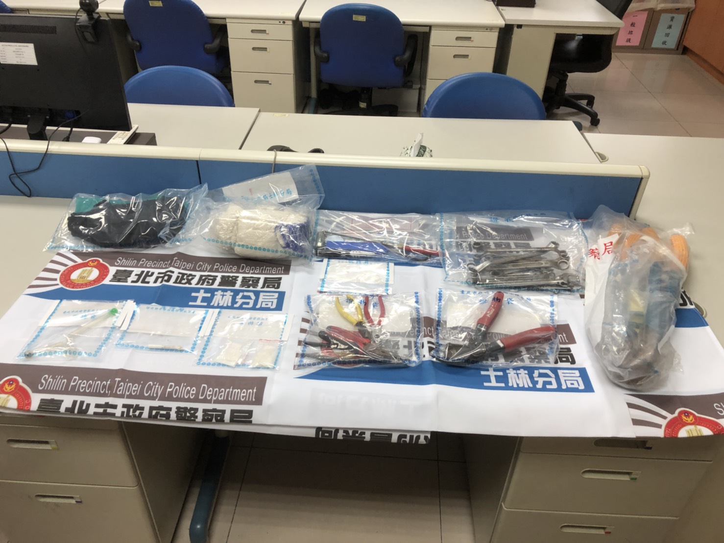 警方於王姓男子納智捷百萬休旅內搜出的毒品、電纜剪等犯案工具。(警方提供)