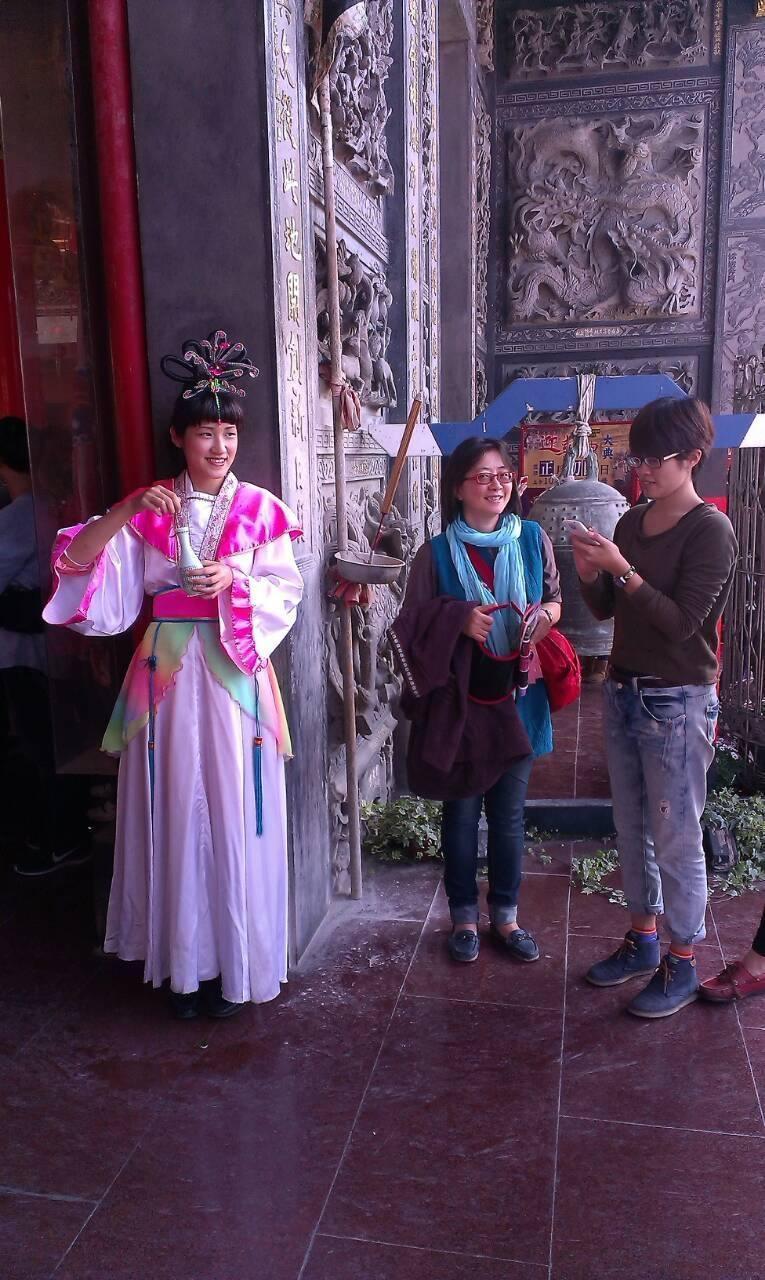 倪瑞宏(仙女裝扮)參加仙女比賽,得獎後還要到廟對香客灑水。(倪瑞宏提供)