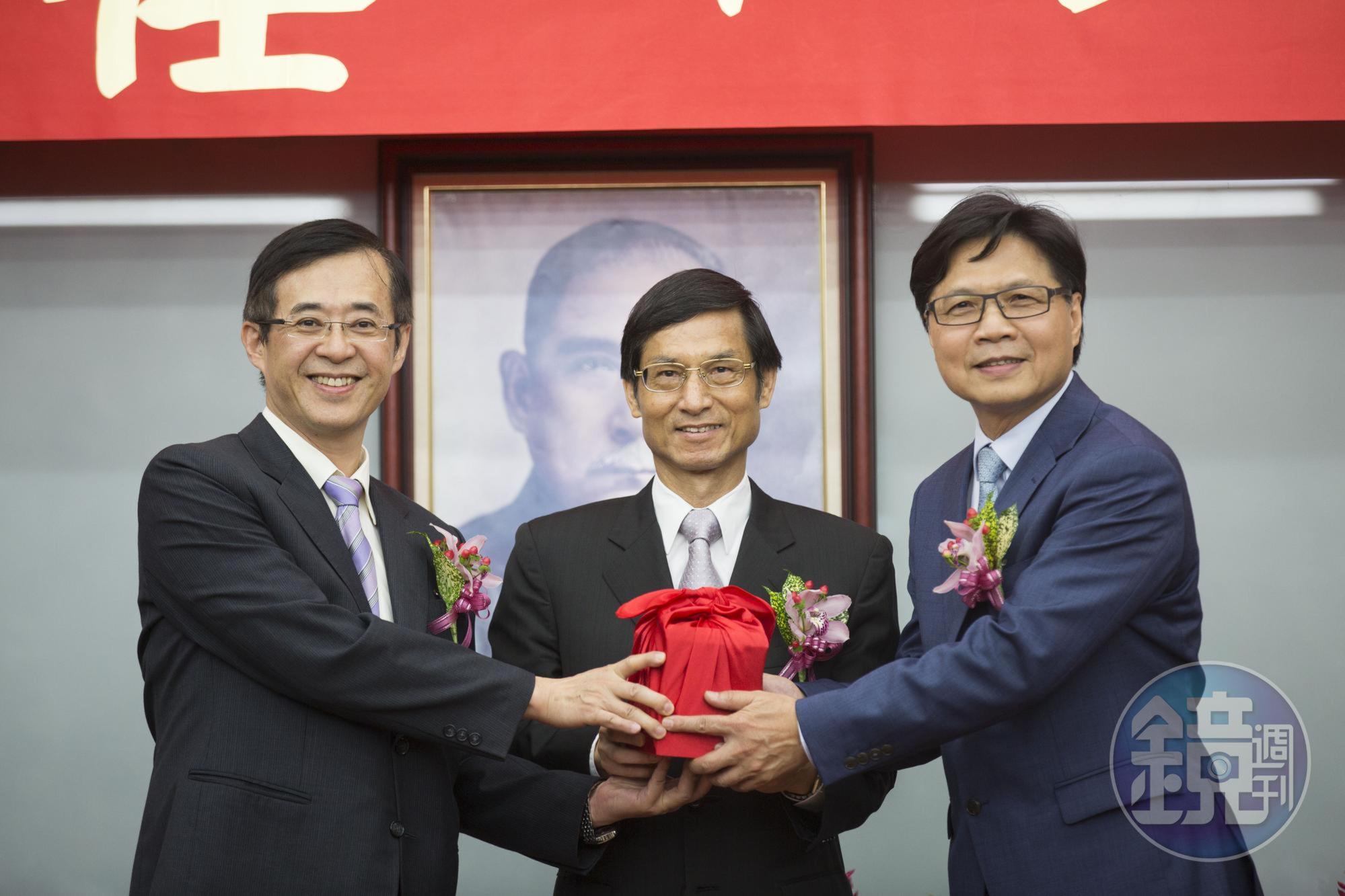 教育部長由內政部長葉俊榮轉任,今天上午在政務委員林萬億的監交下,從代理部長姚立德手中接過印信。