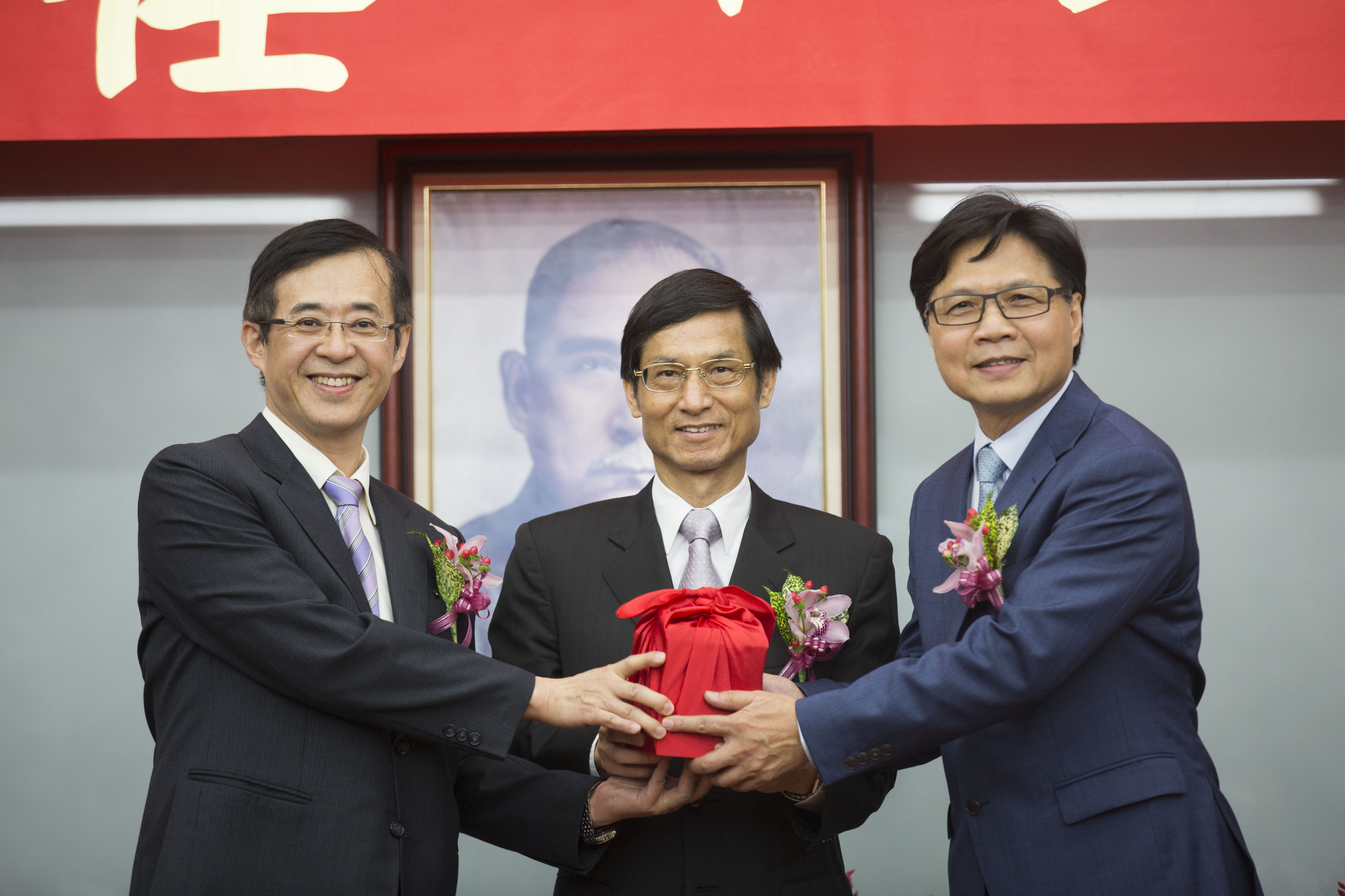 教育部長由內政部長葉俊榮轉任，今天上午在政務委員林萬億的監交下，從代理部長姚立德手中接過印信。