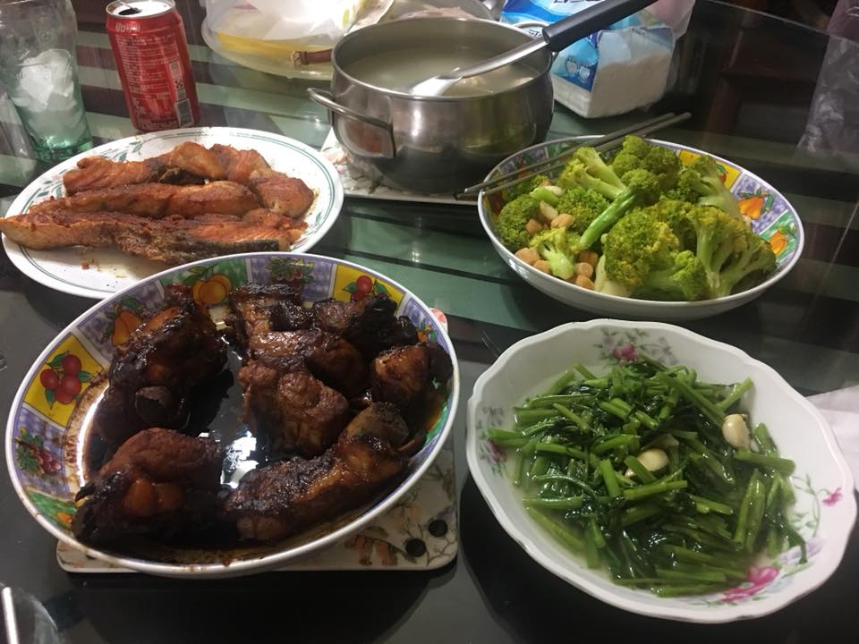 全國公務人員協會理事長李來希在臉書上宣告要「節衣縮食」，貼出午餐照。（翻攝自李來希臉書）