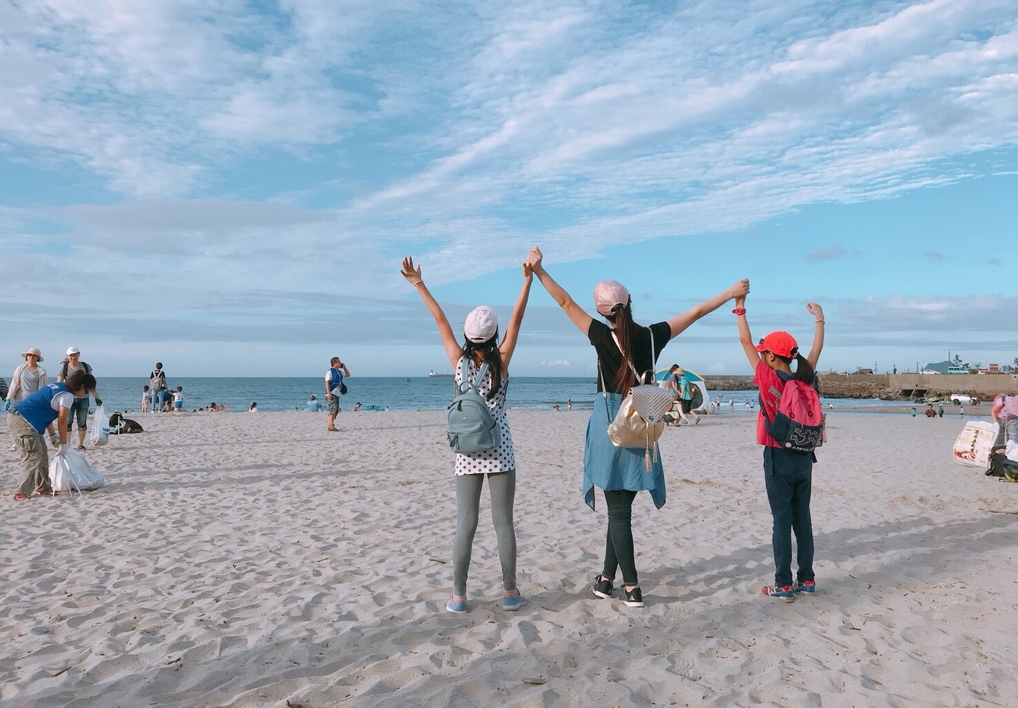 白家綺帶著兩個女兒去淨灘。（民視提供）