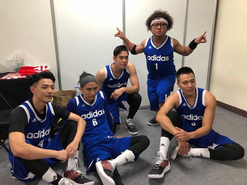 納豆（右二）買世界盃足球運彩，傳獲利百萬。（圖片來源／翻攝臉書）