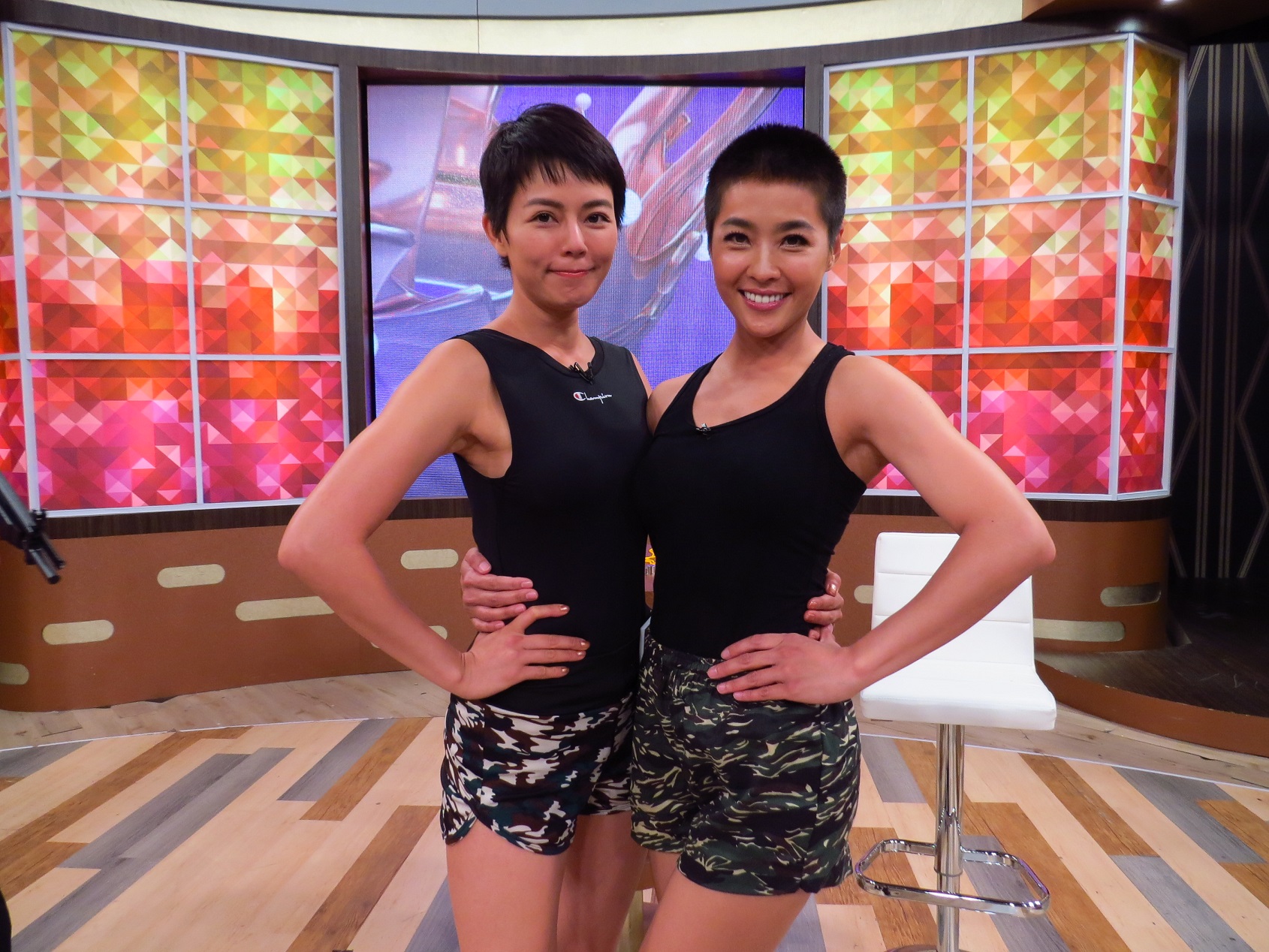 小嫻（右）與劉香慈的女兵造型很吸睛。（衛視中文台提供）