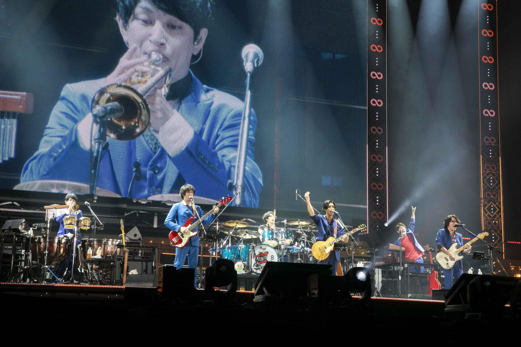 關8演唱會上近半數歌曲都親自演奏樂器表演，讓人幾乎以為他們是樂團出身。（東風衛星／大鴻藝術提供）