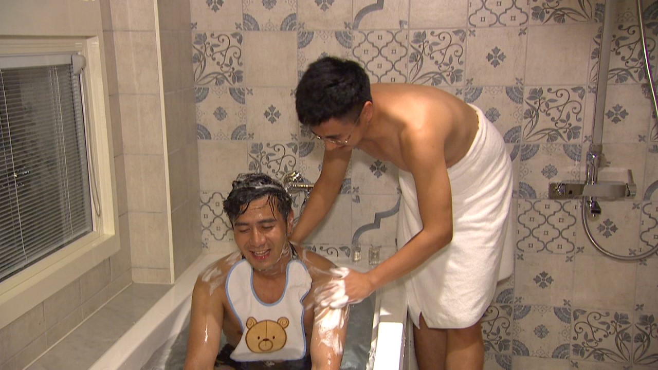 《食尚玩家-來去住一晚》主持人曾子余大玩角色扮演，幫郭彥均洗澡搓背。（TVBS歡樂台）