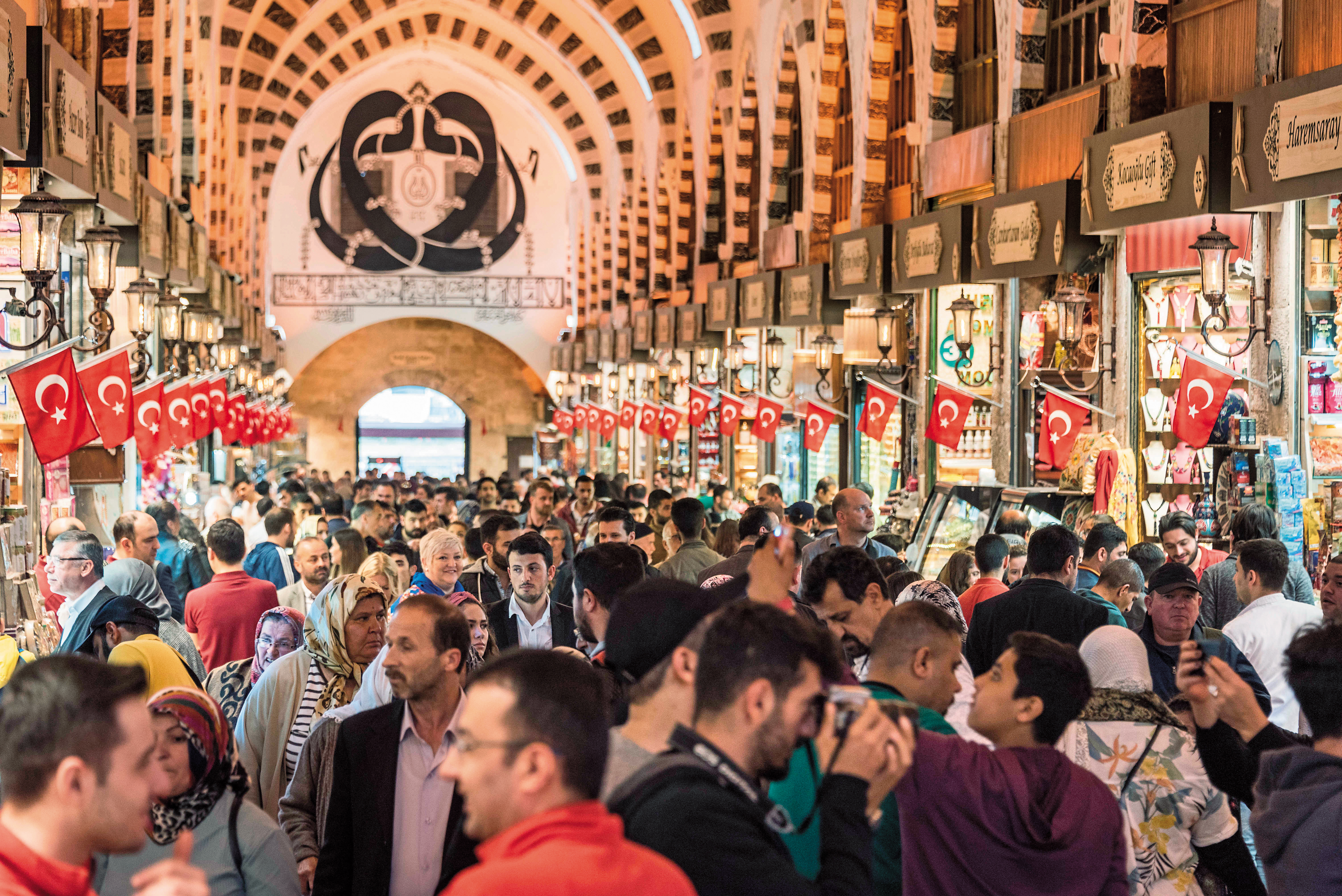 新興市場貨幣如果跌深反彈，有機會帶動新興市場本地貨幣債淨值上揚。（東方IC）