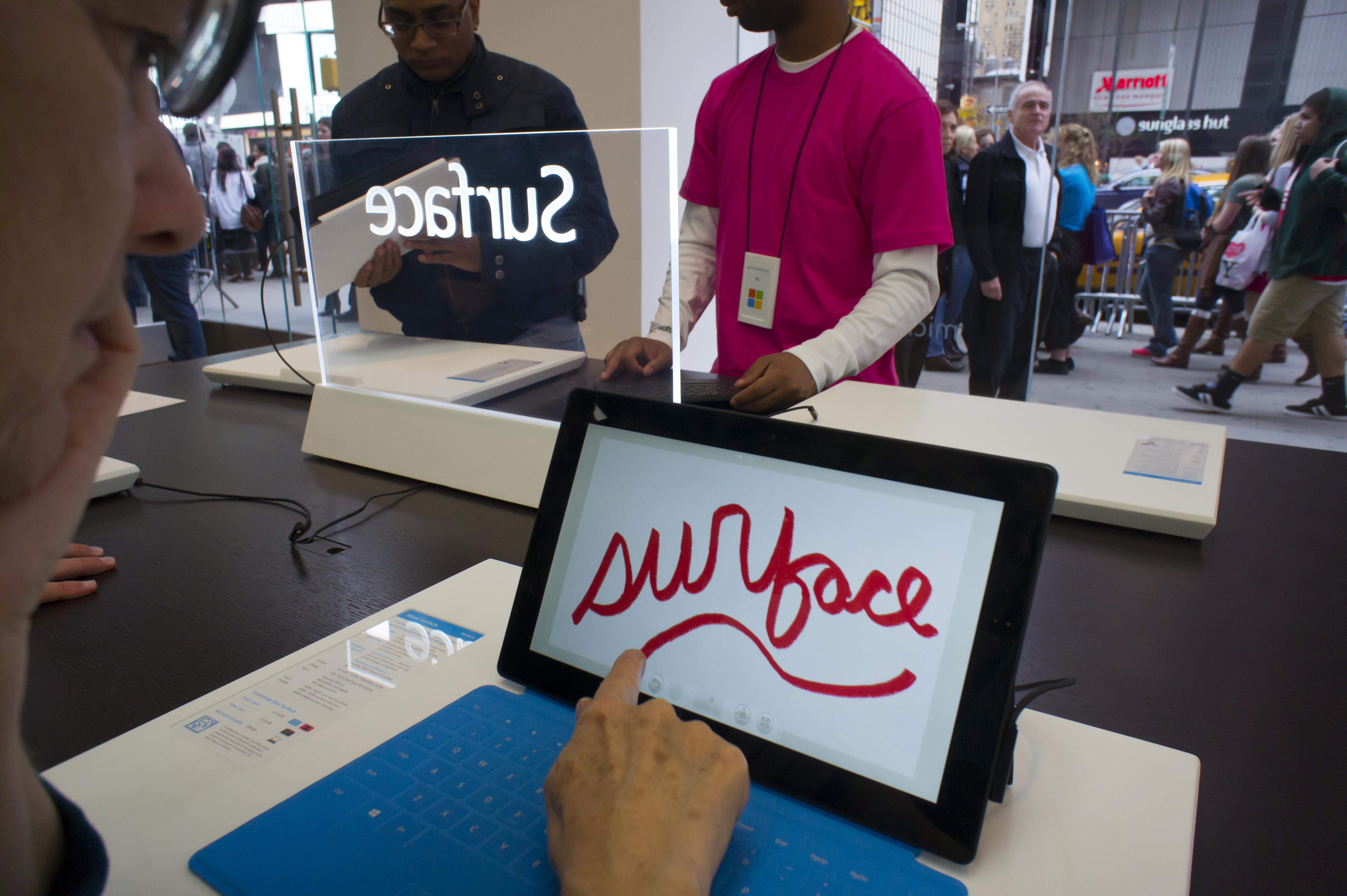 顧客在紐約時報廣場的微軟商店試用Surface平板電腦。（東方IC）