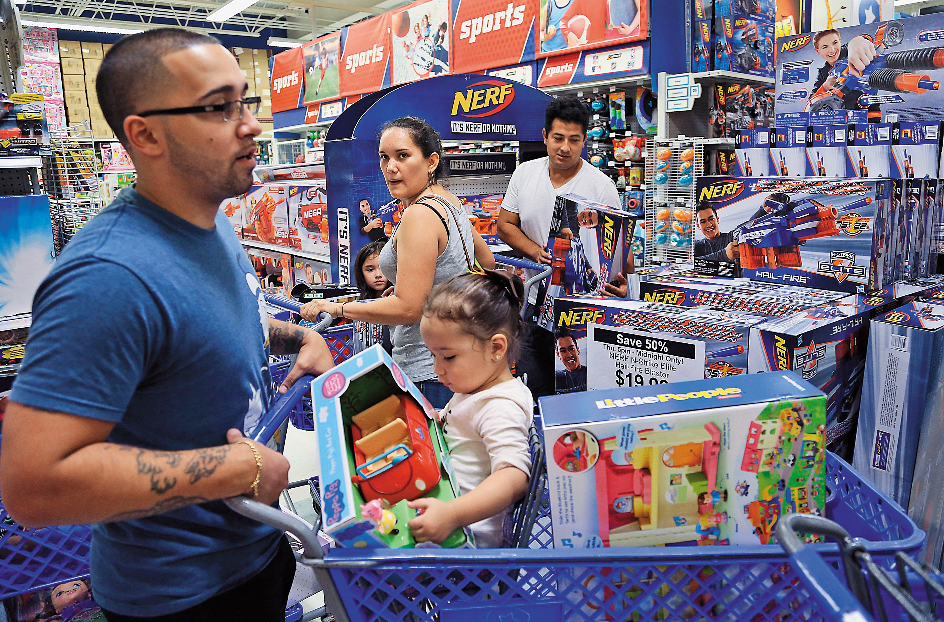 居高不下的油價及已開打的貿易戰,美國通膨可能升溫。(東方IC)