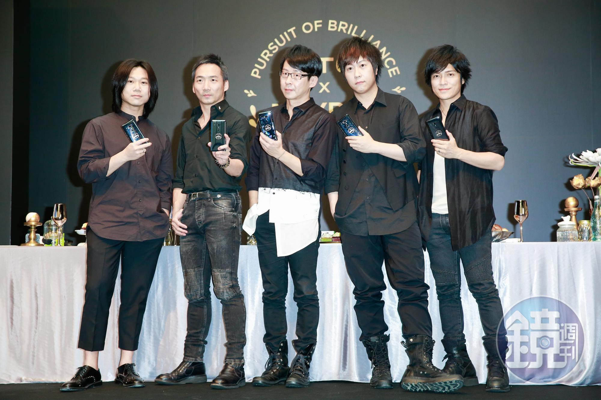 五月天剛從大陸演出回台,16日出席代言手機記者會,透露下半年仍舊忙著演唱會、沒有推出新作品的計畫。