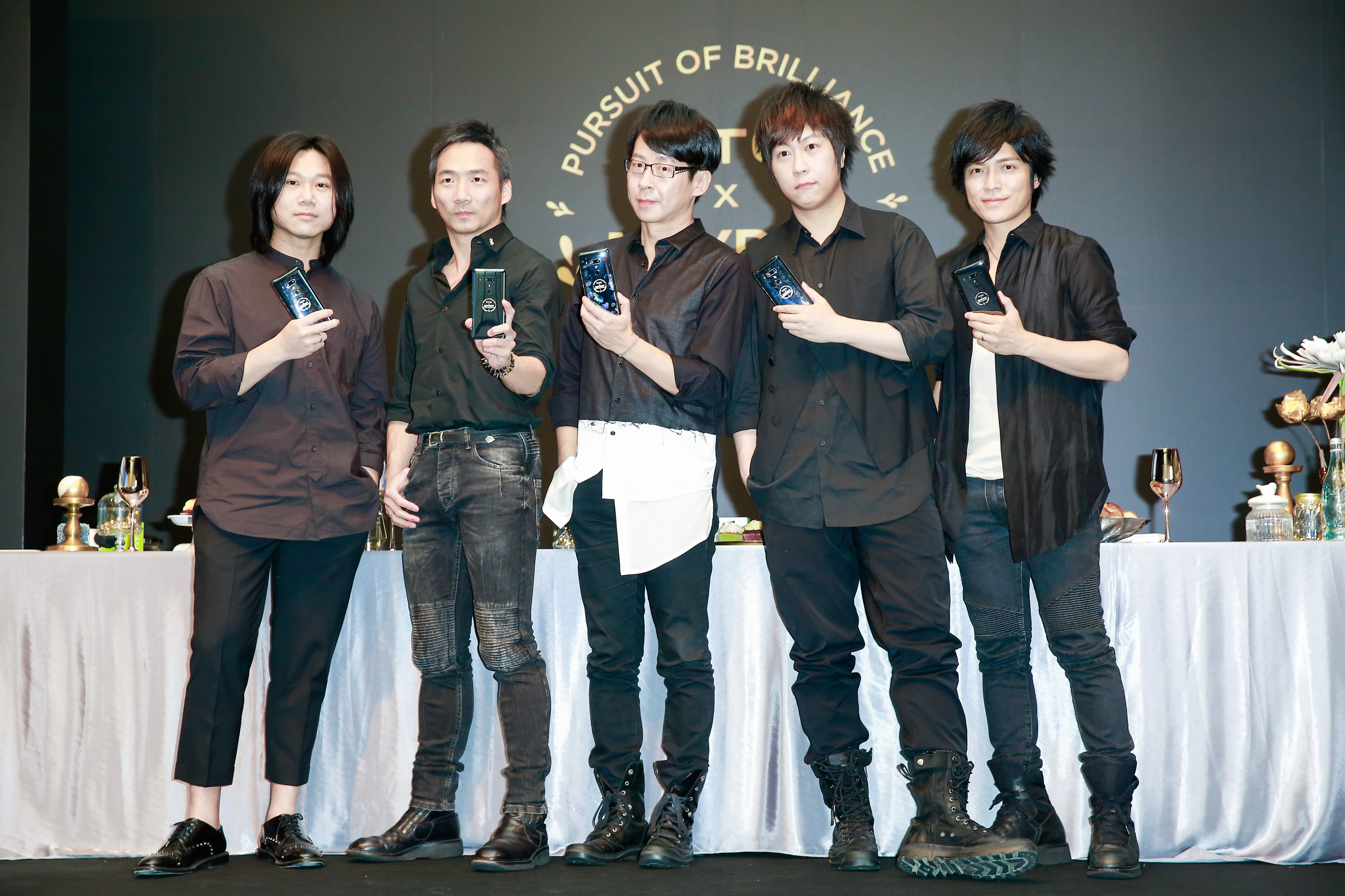 五月天剛從大陸演出回台，16日出席代言手機記者會，透露下半年仍舊忙著演唱會、沒有推出新作品的計畫。