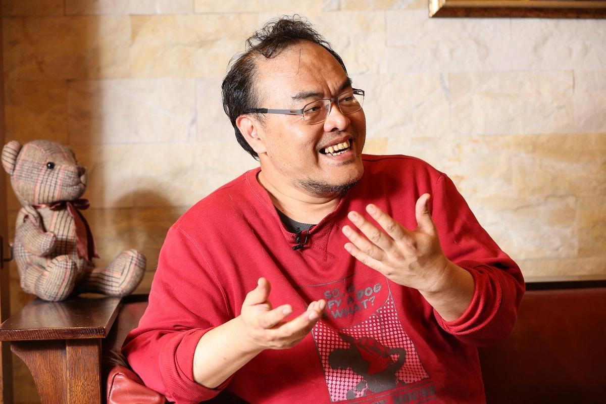 駱以軍為人幽默風趣，以「含金量零」來形容自己的散文著作《小兒子》。