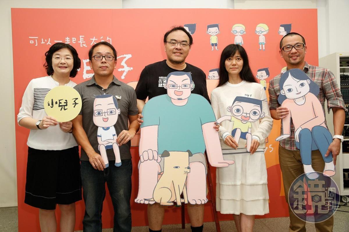 文化部影視及流行音樂發展司司長徐宜君(左起)、史明輝、駱以軍、蘇麗媚、黃致凱共同出席《小兒子》跨界創作計畫發布會。