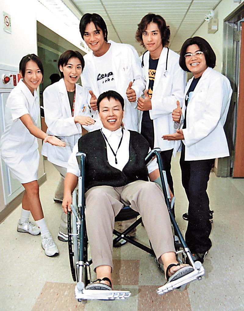 江祖平(左二)和馬志翔(後排中)曾交往二年,當時有自稱和江交往一年多的女同志向媒體爆料她劈腿又欠債五十萬元,馬志翔後來疑似因此事而和江分手。(公視提供)