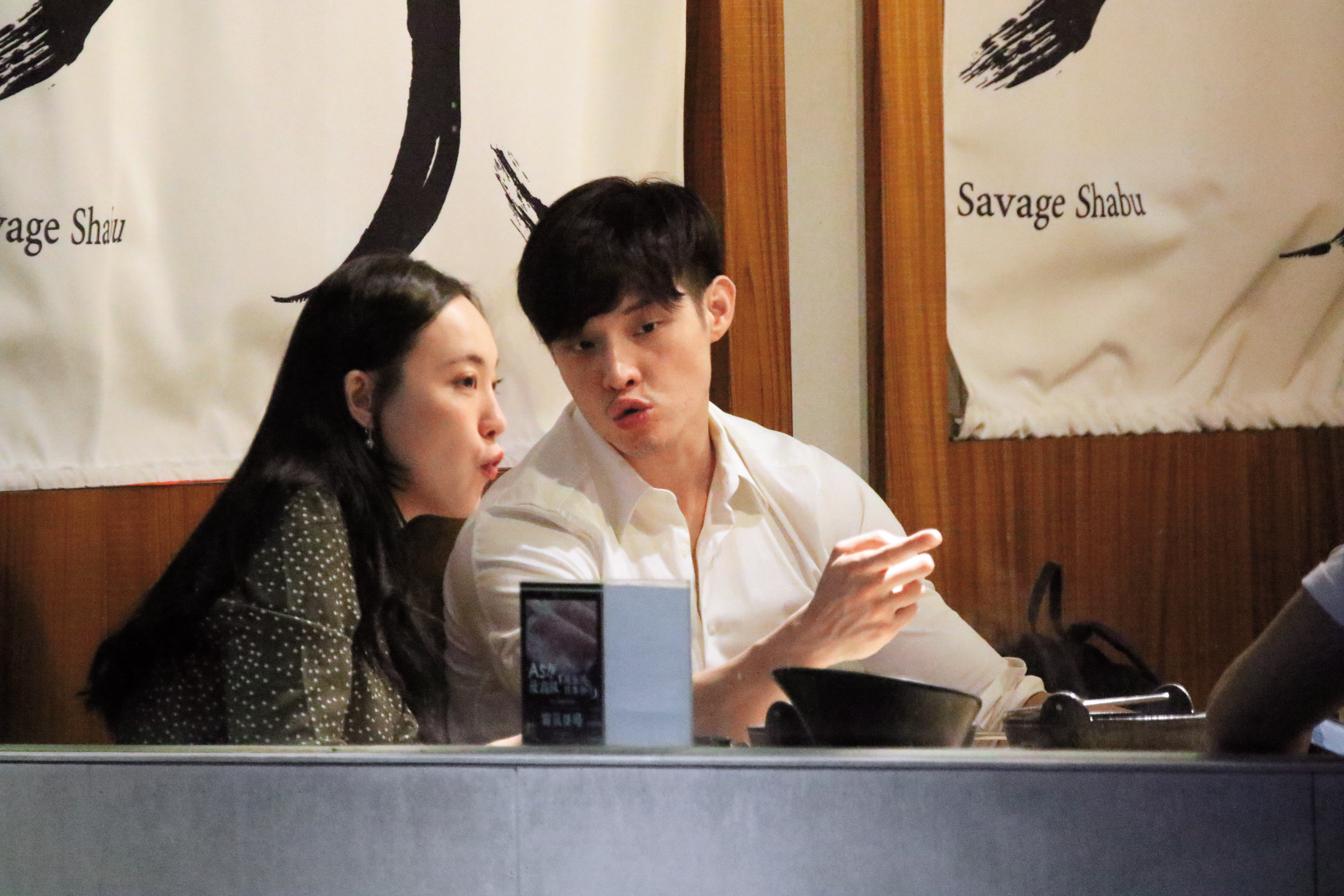 寇家瑞帶著女友和哥們聚餐，在女友耳邊親密私語。