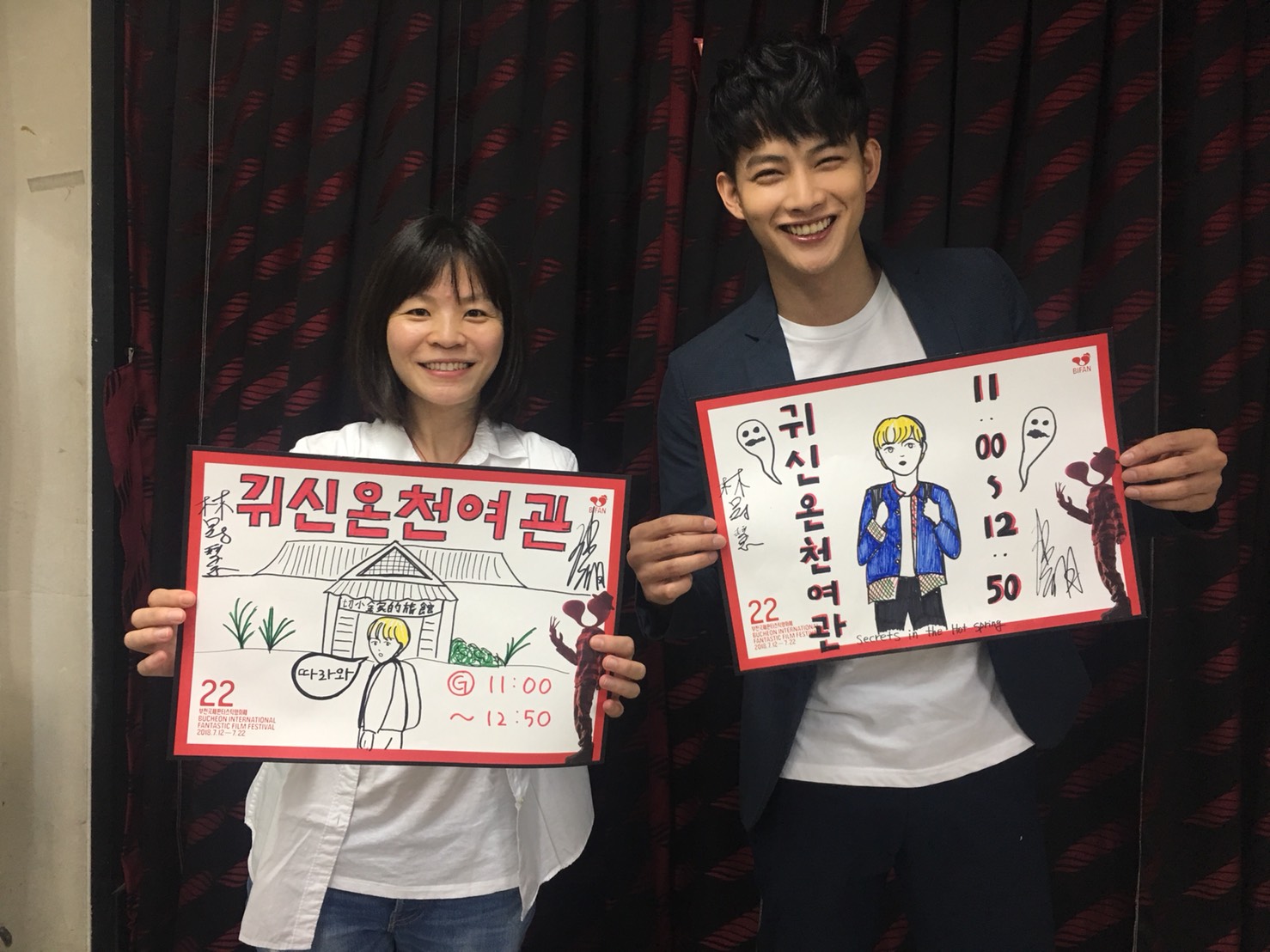 《切小金家的旅館》導演林冠慧（左）與男主角張庭瑚（右）前往韓國富川奇幻影展，手上拿的是韓國影迷繪製的Q版插圖。（良人行影業提供）