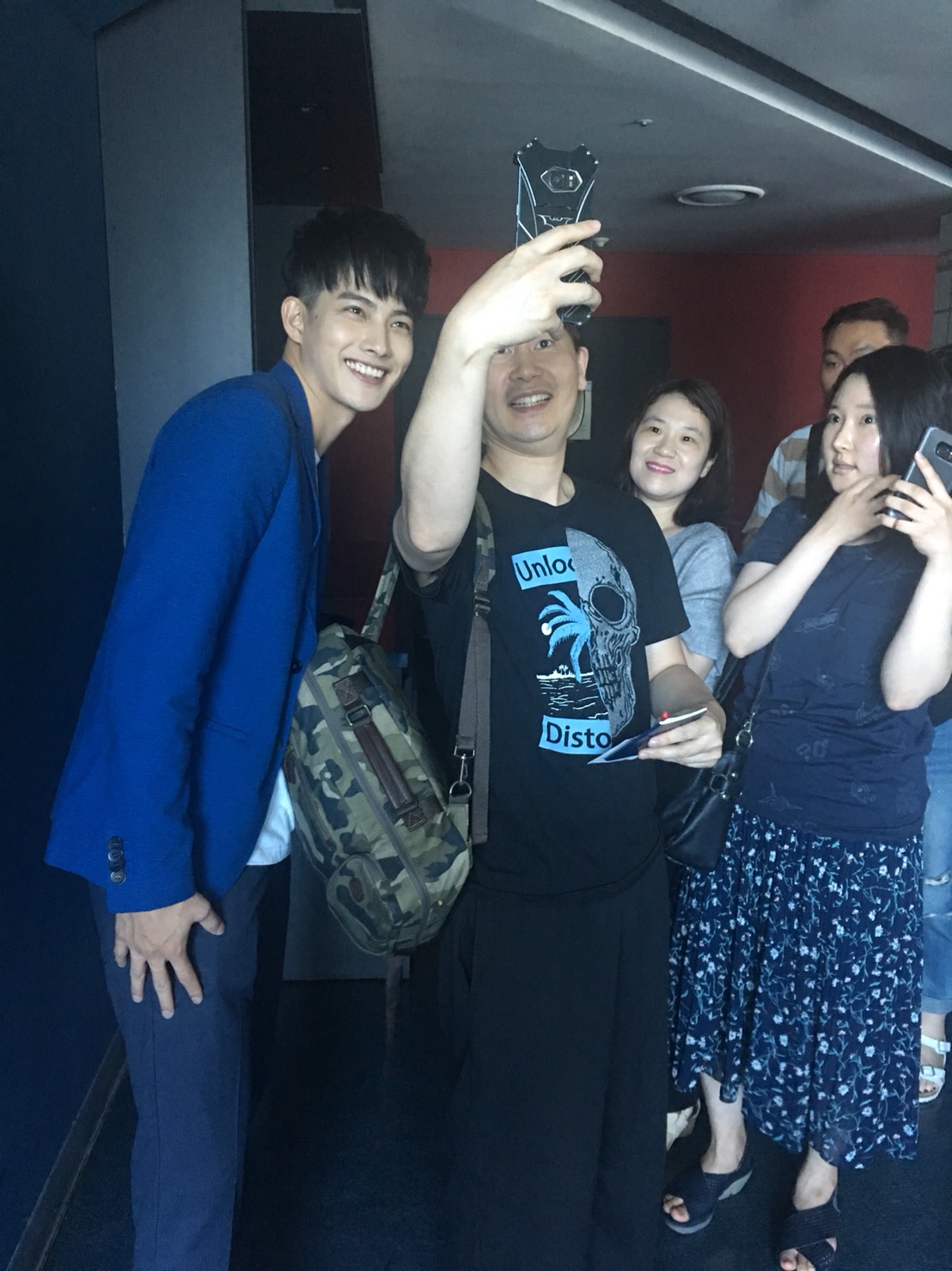 在影展放映後,張庭瑚(左)與熱情的觀眾自拍留念。(良人行影業提供)
