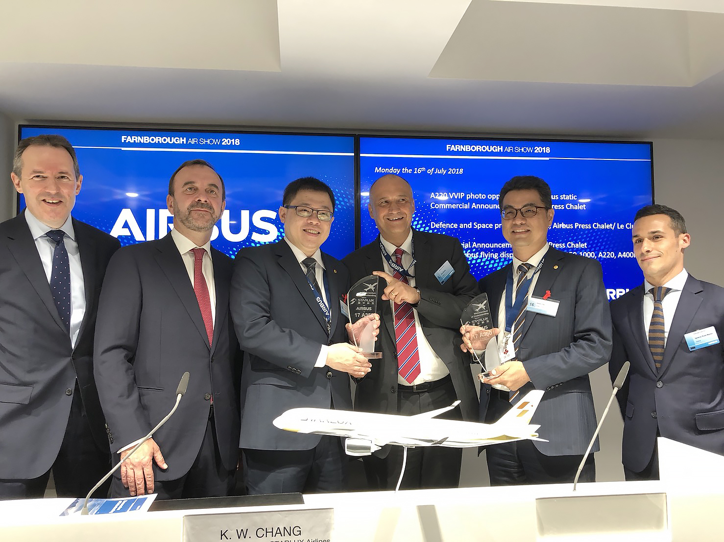 張國煒今日參加英國法恩堡航空展，與空巴簽訂購機意向書。 （星宇航空提供）