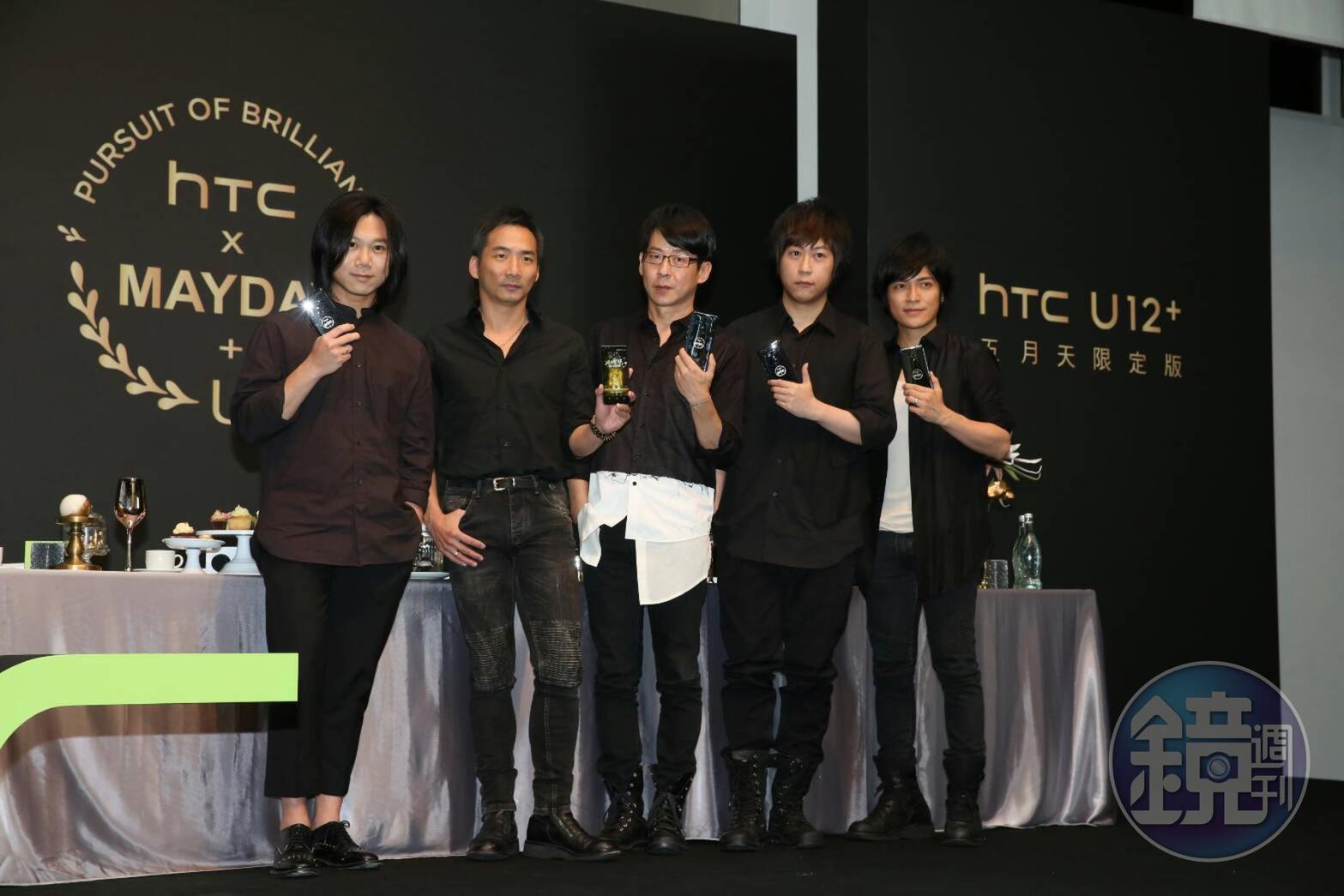  五月天團員齊聚現身記者會場，分享在生活中使用宏達電手機的心得。