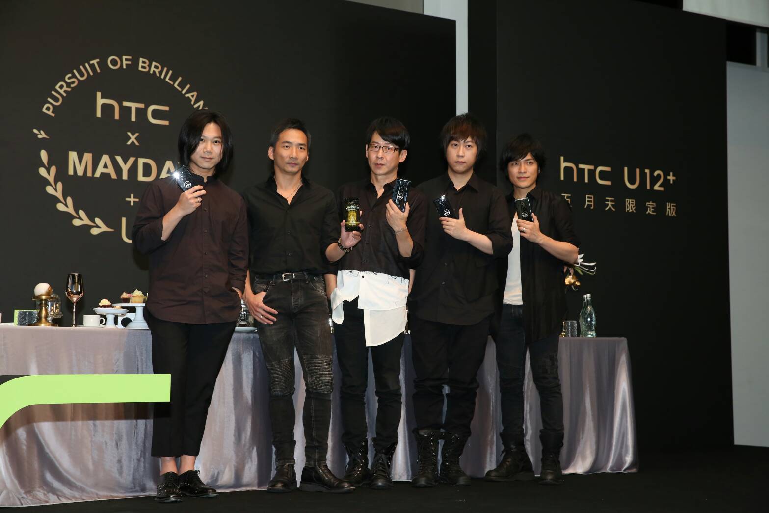  五月天團員齊聚現身記者會場，分享在生活中使用宏達電手機的心得。