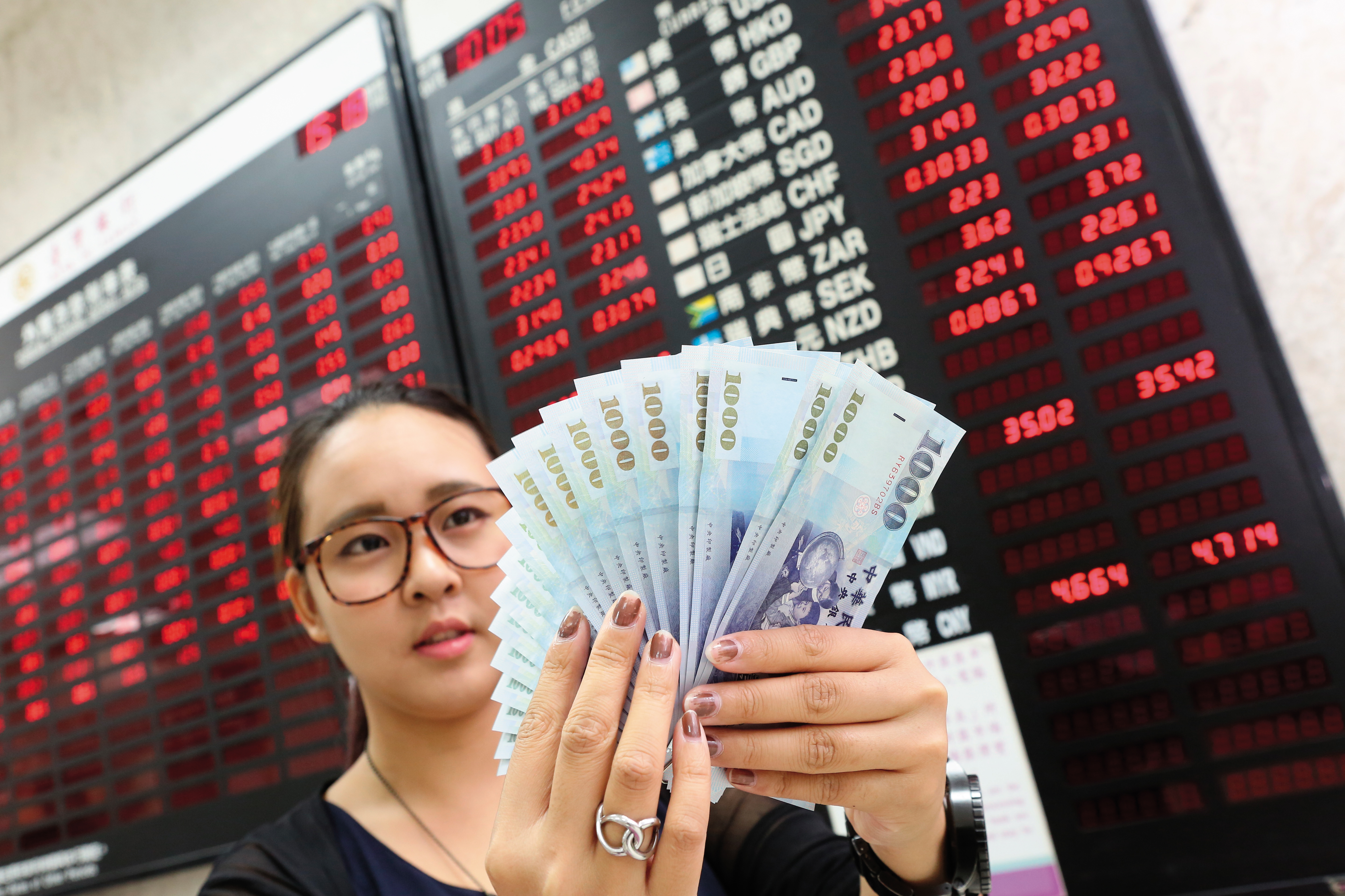 上週末新台幣匯率收最低點，逼近去年6月至今的新低匯價。