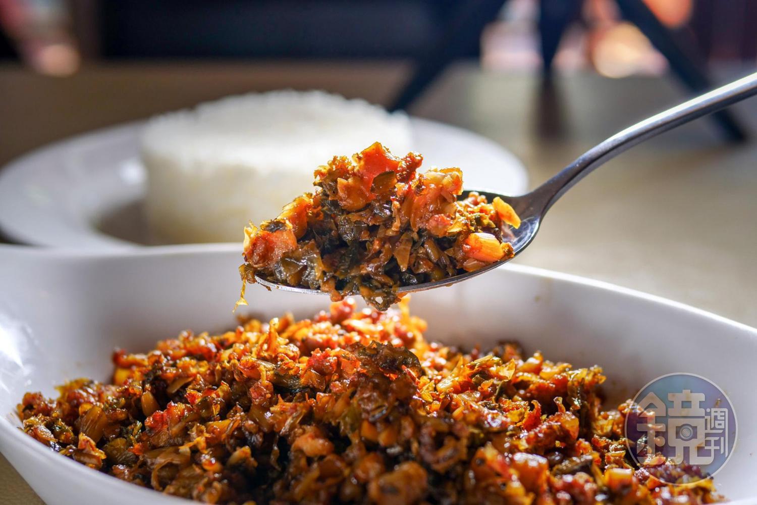 免治（Minchi）是源自英文Mince（剁碎）的諧音，「雅麗娜葡式茶餐廳」這道招牌的「梅菜免治」，香氣與辣味十足。（澳門幣68元／份，約NT$252）