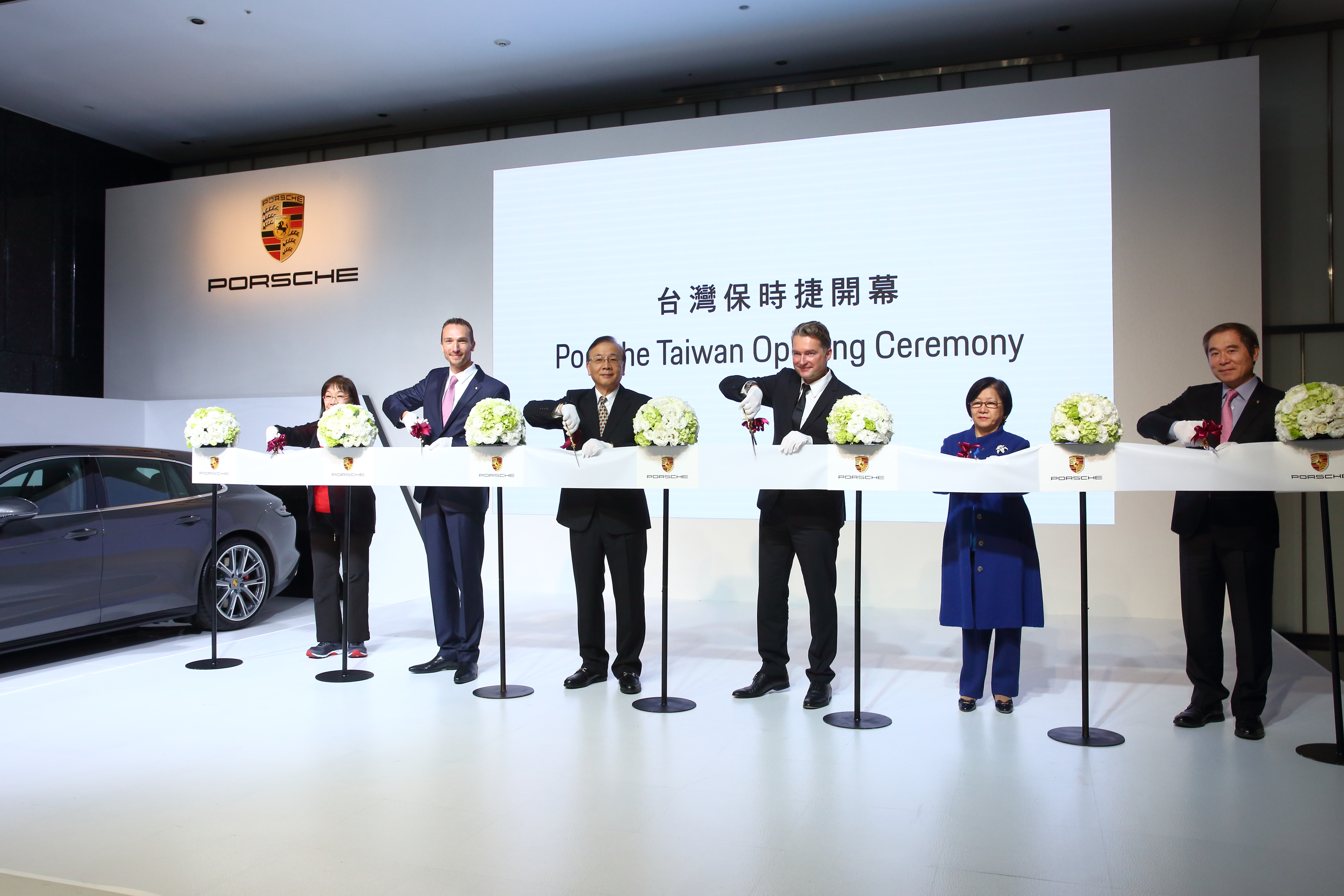 保時捷原廠今年與台灣總代理汎德永業合資成立台灣分公司，汎德永業唐家三姊弟當天一同出席開幕活動。