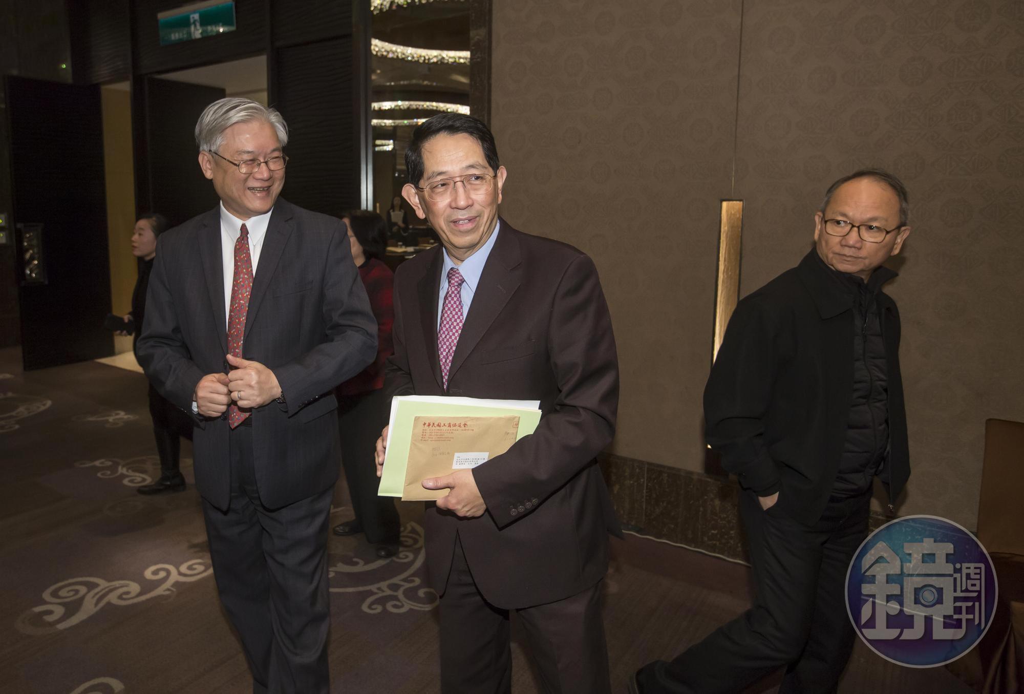 義美董事長高志尚(中)政商關係一流,這次也默默支持女兒搶進汽車銷售業。