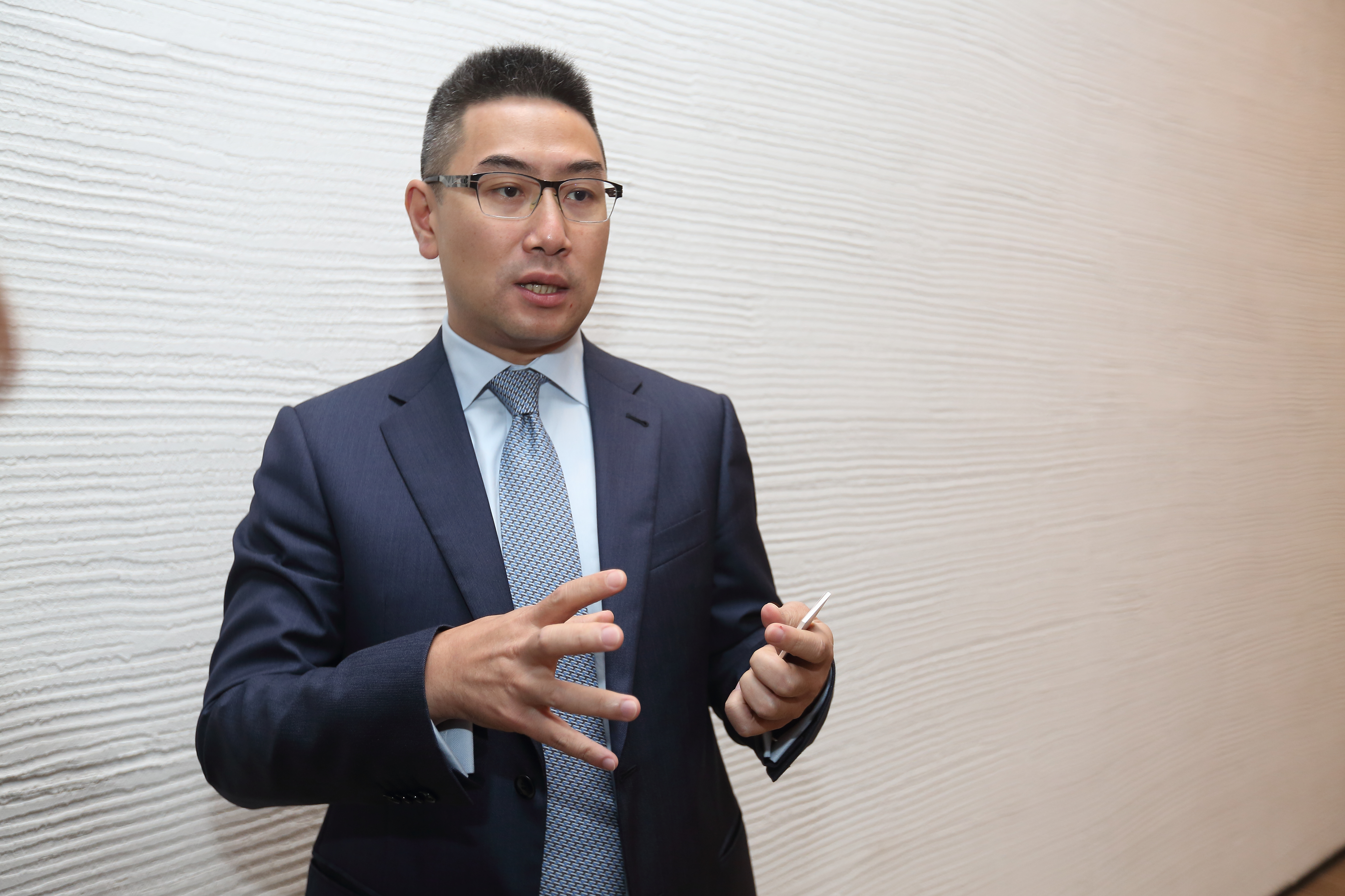 寒舍集團二代蔡伯翰是盛惟公司負責人，代理「車王」勞斯萊斯。