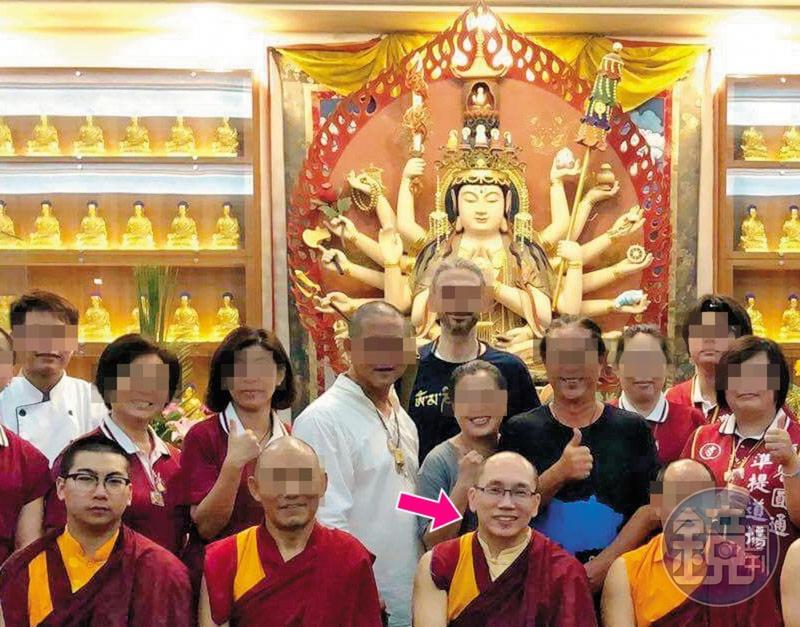 曲吉囊覺上師(前右2,箭頭者)曾帶領門下弟子,浩浩蕩蕩前往演勝(前左)的道場參訪。(讀者提供)