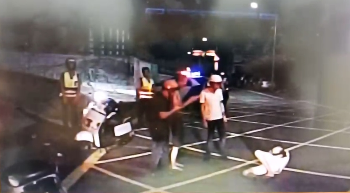 吳男左手中刀，躺在地上等待救援。（翻攝畫面）