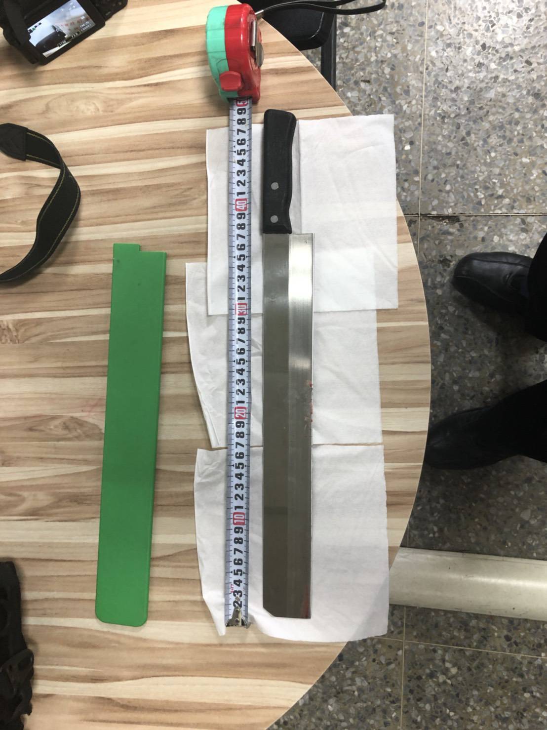 陳男持西瓜刀砍傷吳男。（翻攝畫面）