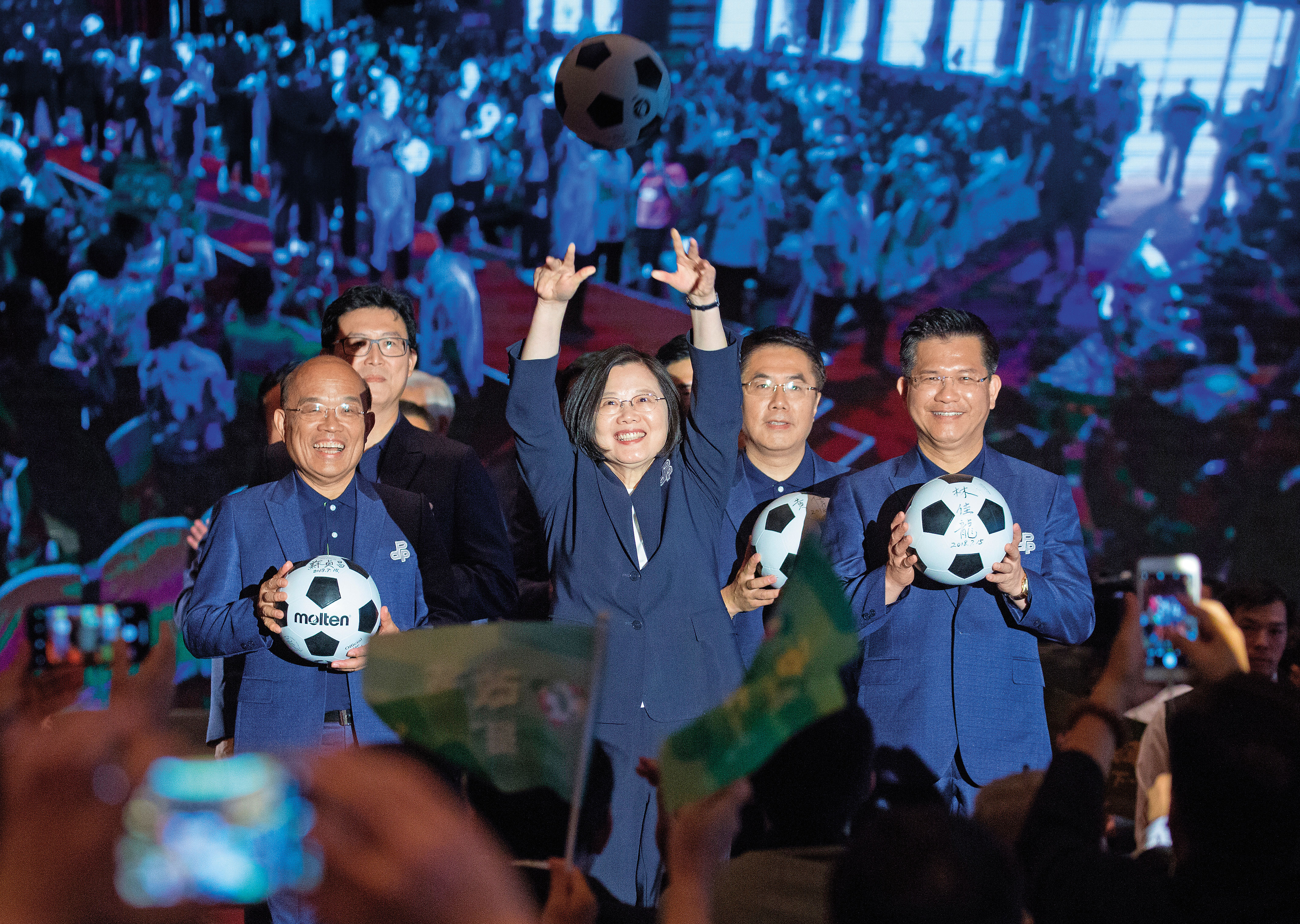 7月15日民進黨全代會上，主席蔡英文帶領化身足球隊員的蘇貞昌、姚文智等縣市長參選人同台造勢。