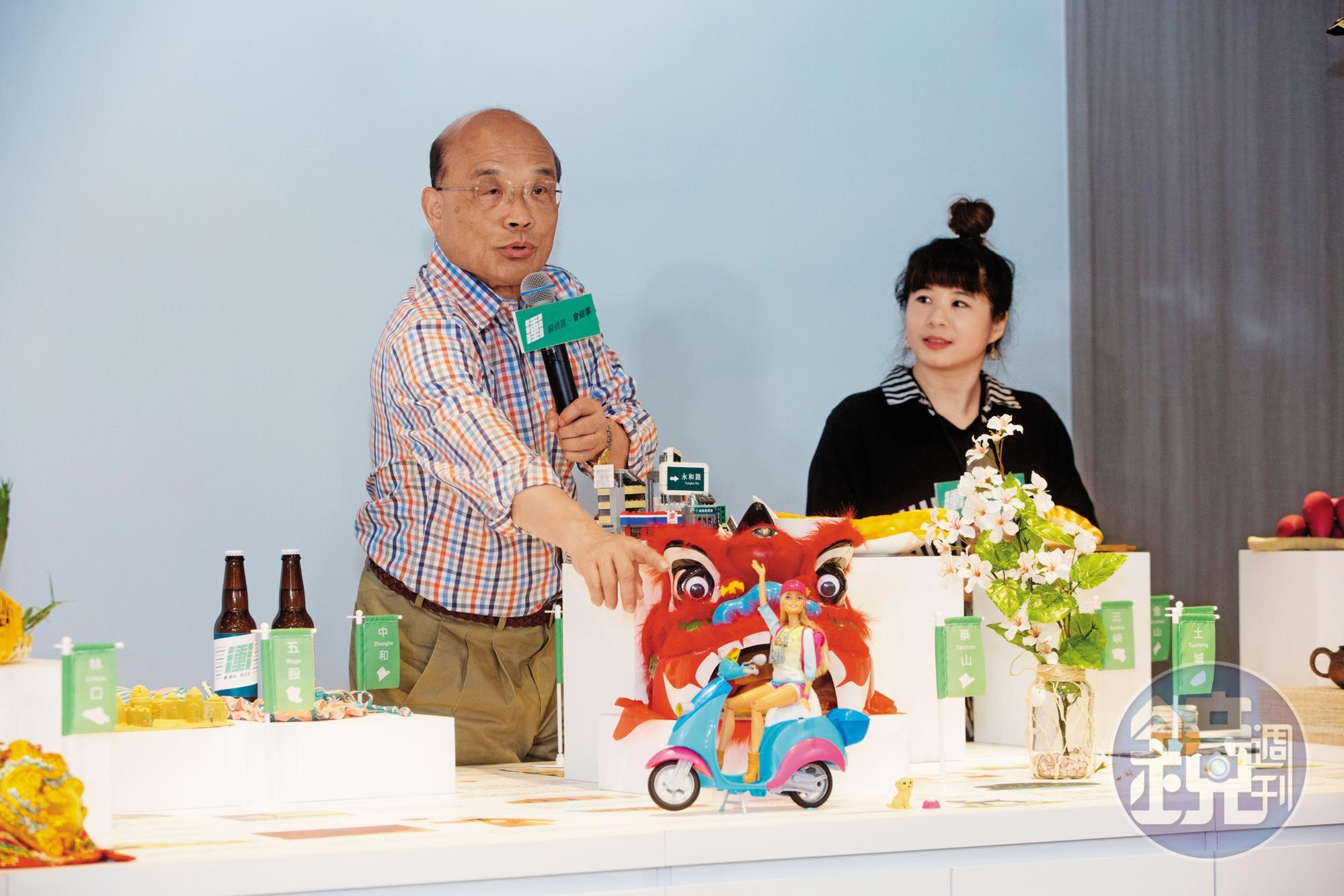 蘇貞昌（左）的競選辦公室開放空間有塊「新北wonderland」展示區，擺放新北各區特產。