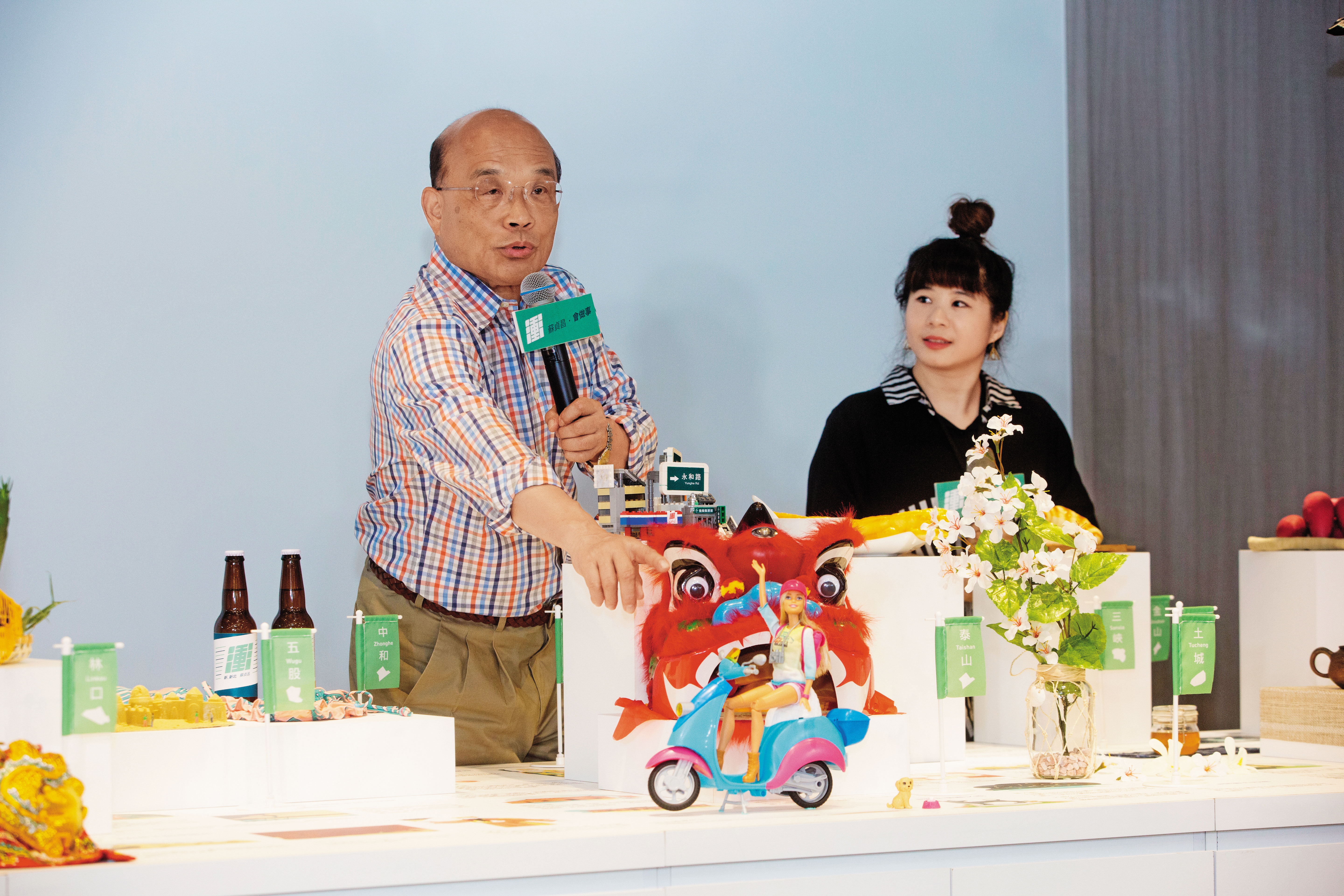 蘇貞昌（左）的競選辦公室開放空間有塊「新北wonderland」展示區，擺放新北各區特產。