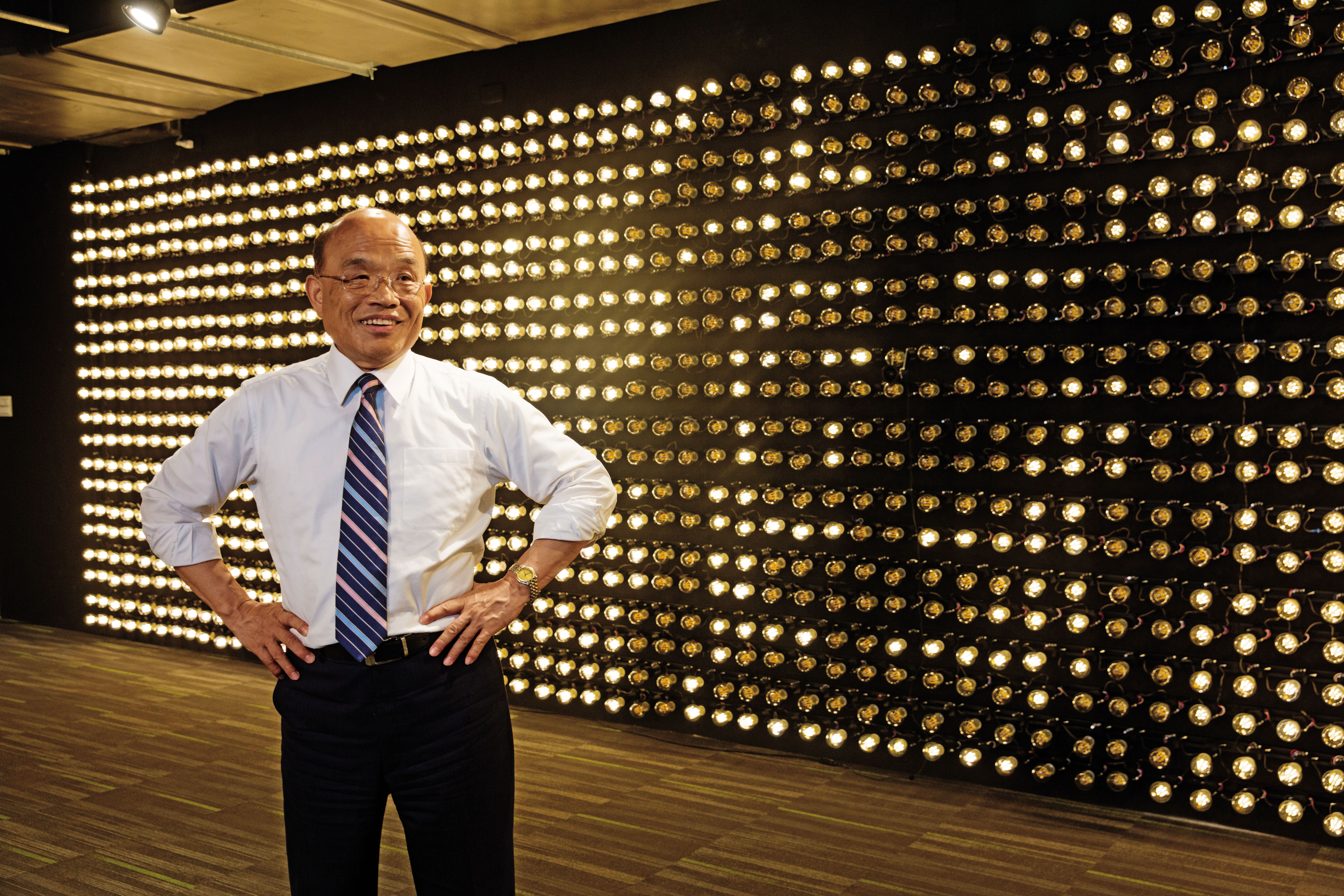 競選辦公室裡一面以1600顆LED燈泡組成的「燈泡牆」，成為蘇本次參選的文宣亮點。