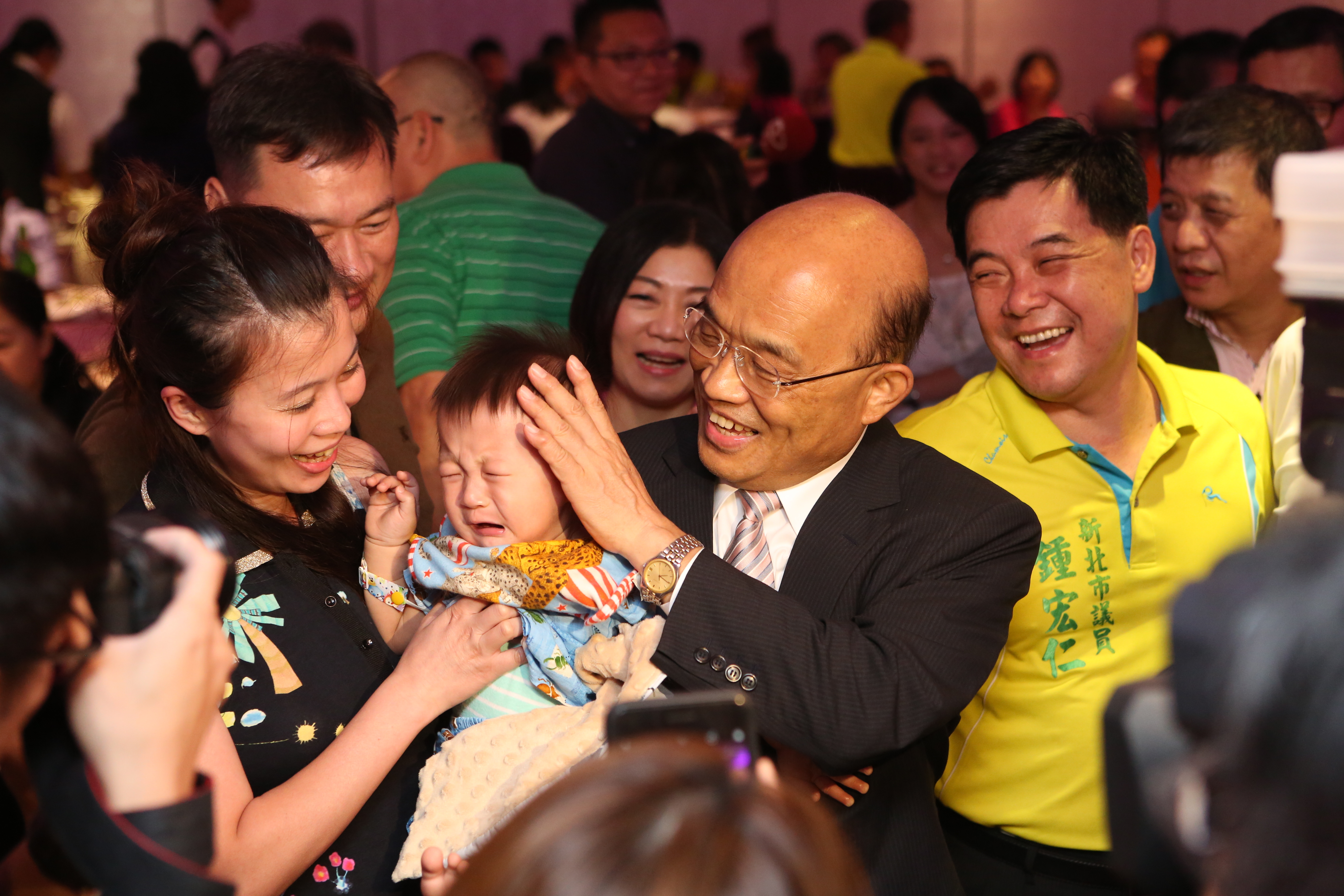 蘇貞昌雖然已高齡70歲、但從政30年來常需跑攤，身材卻都沒什麼變，二十多年前訂的西褲至今都還能穿。