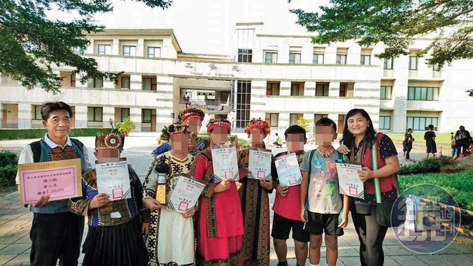 霧台國小族語團隊拿下去年屏東縣賽第2名,師生手持獎狀在屏科大合影。(讀者提供)