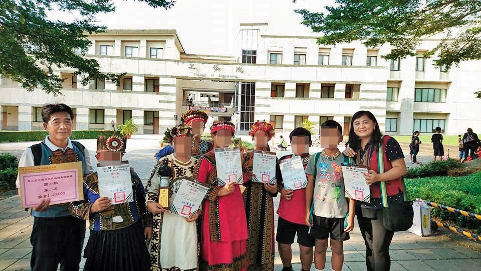 霧台國小族語團隊拿下去年屏東縣賽第2名,師生手持獎狀在屏科大合影。(讀者提供)