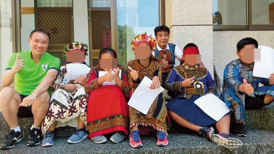 霧台國小族語競賽團隊開心拿下縣賽第2名，沒想到獎金差點被校長楊瑞麟（左）充公。