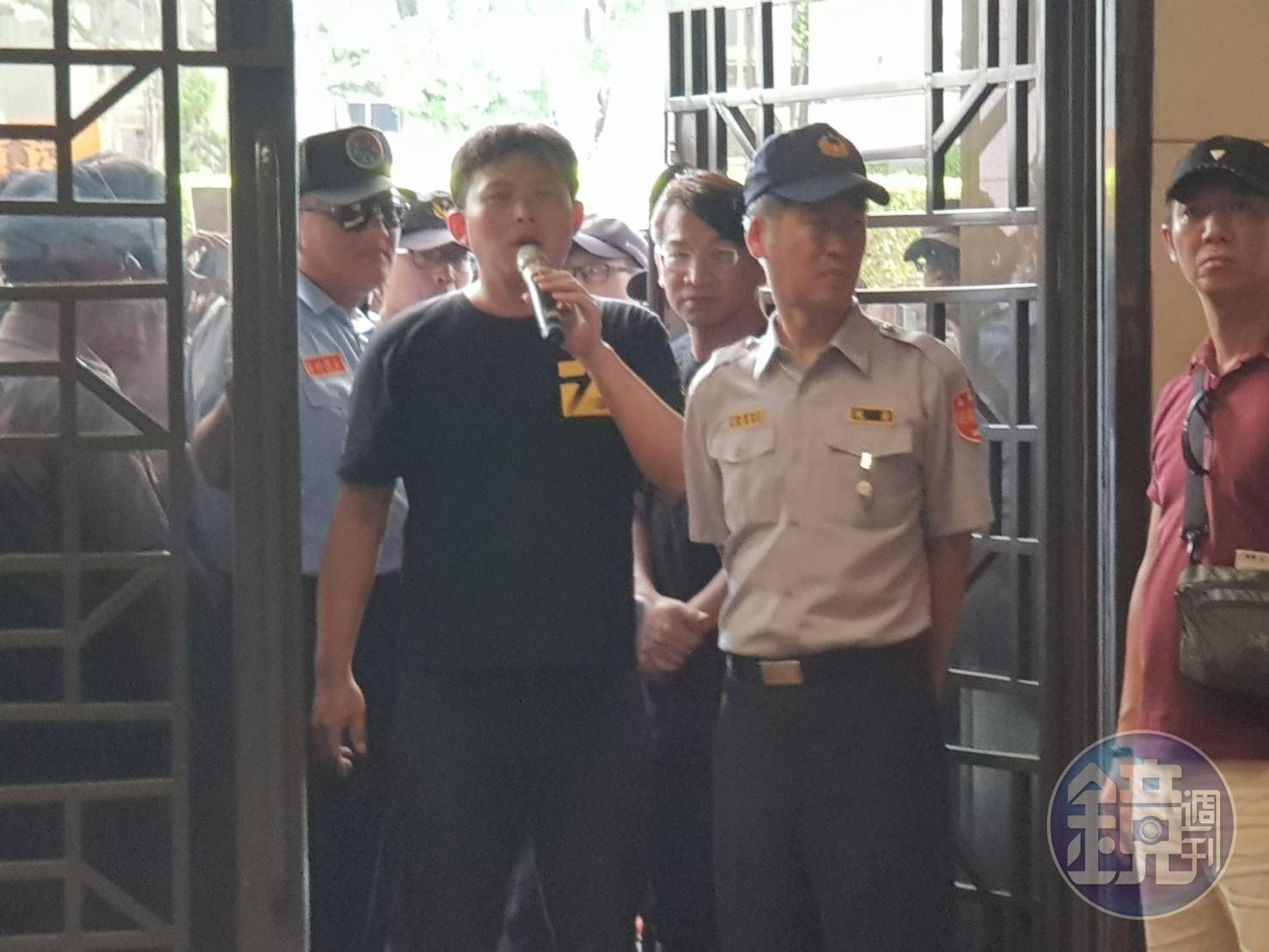 時代力量立委黃國昌今天上午率眾到法務部抗議,質疑檢察官縱放貪汙犯、放棄上訴權。