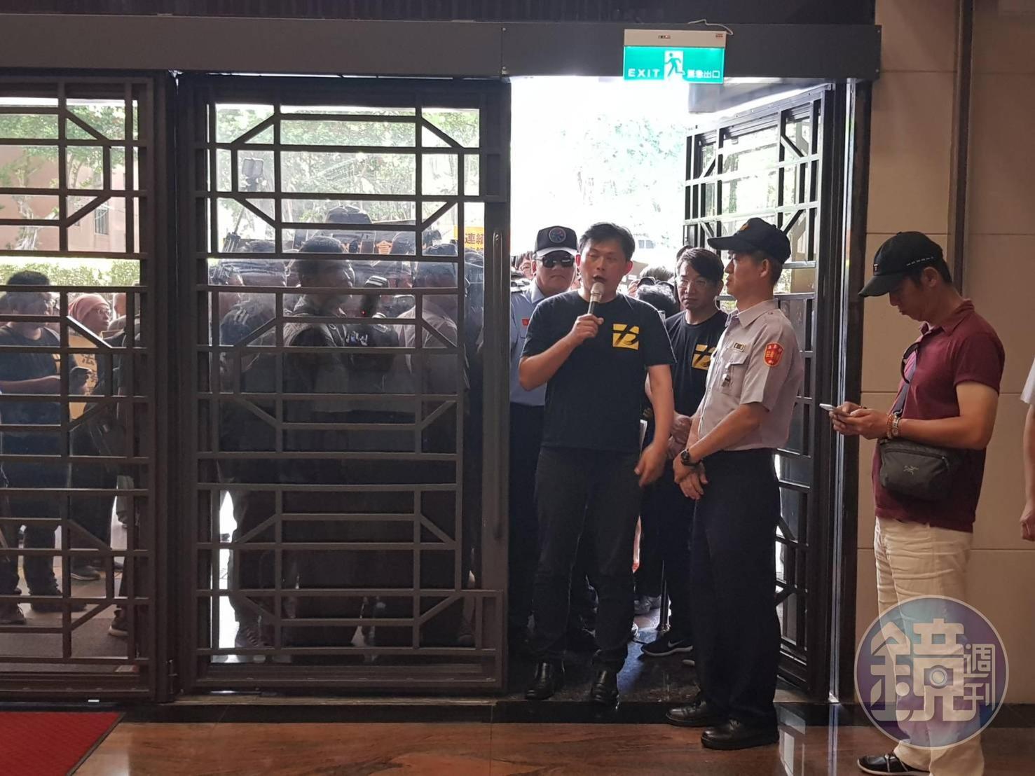 時代力量立委黃國昌今天上午率眾到法務部抗議,質疑檢察官縱放貪汙犯、放棄上訴權。