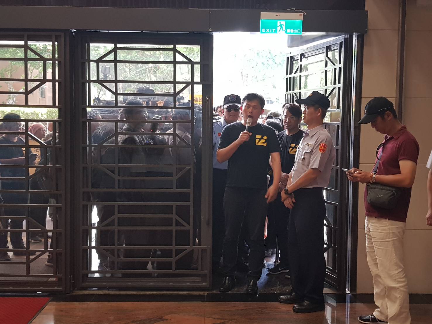 時代力量立委黃國昌今天上午率眾到法務部抗議，質疑檢察官縱放貪汙犯、放棄上訴權。