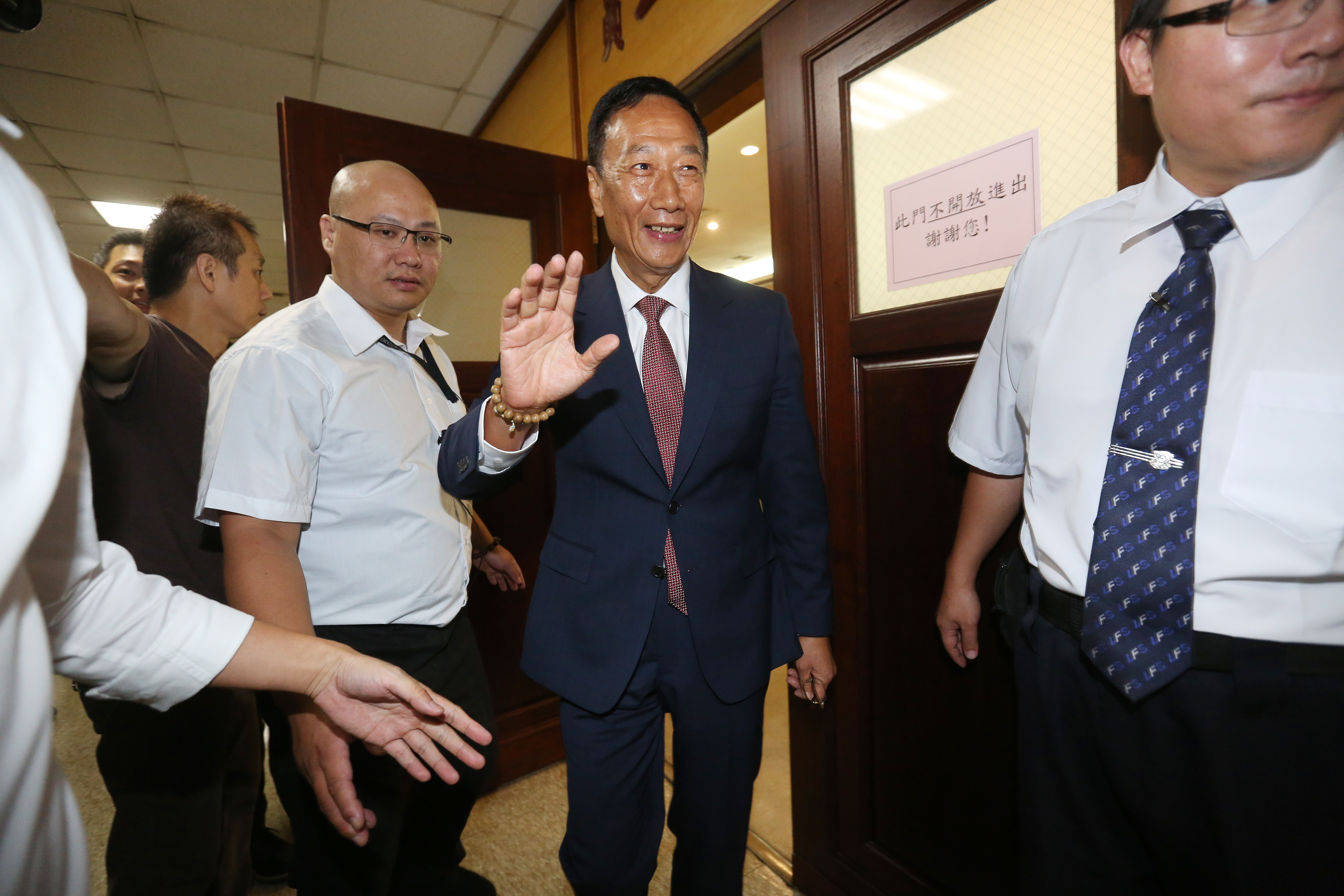 鴻海董事長郭台銘（中）日前接受專訪，再被問到參選總統議題，郭董說，「我連百萬分之一的意願，幾乎都沒有。」