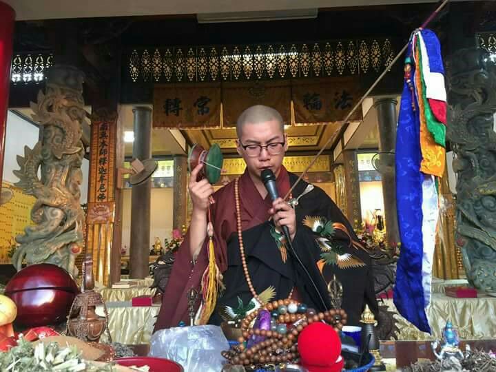 演勝法師平日裝扮莊嚴，與他的比基尼照形成強烈對比。（翻攝網路）