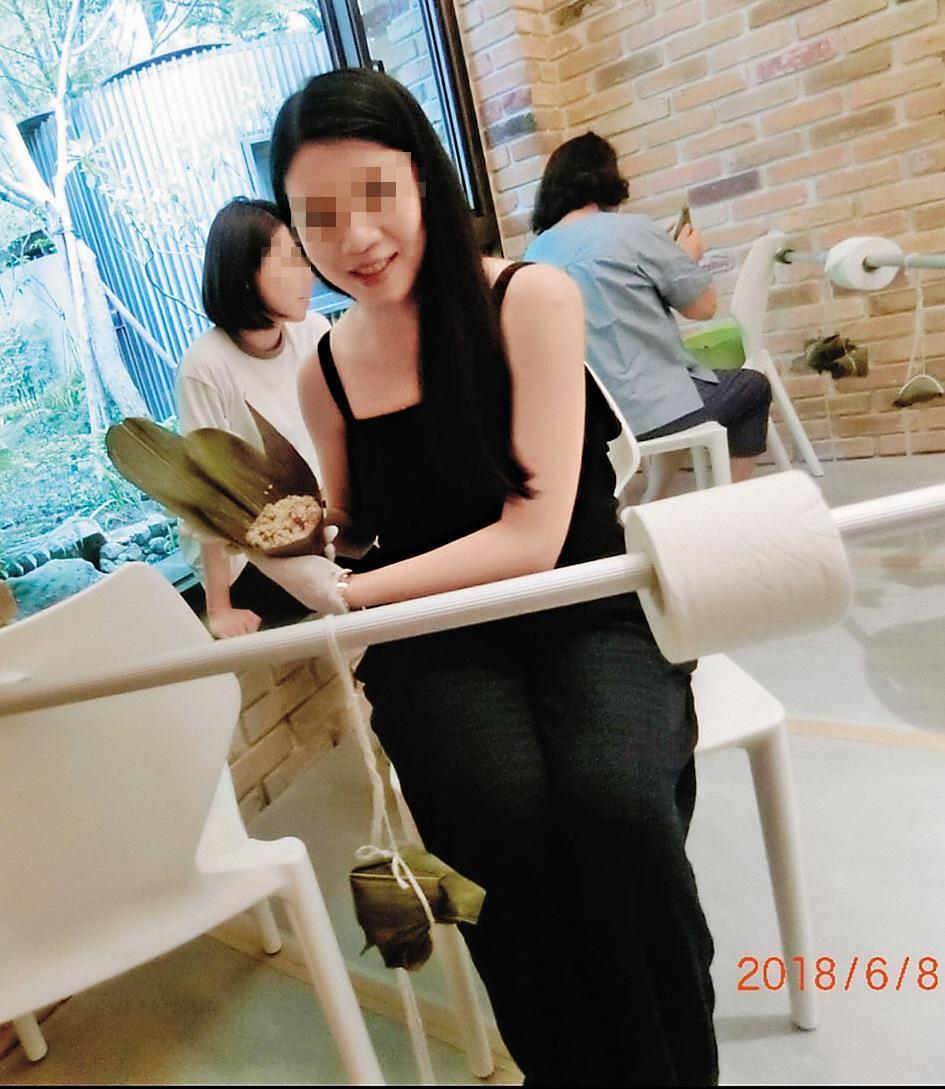 游羽柔以正宮自居,參與社區端午包粽,但大家都知道她是小三。(讀者提供)