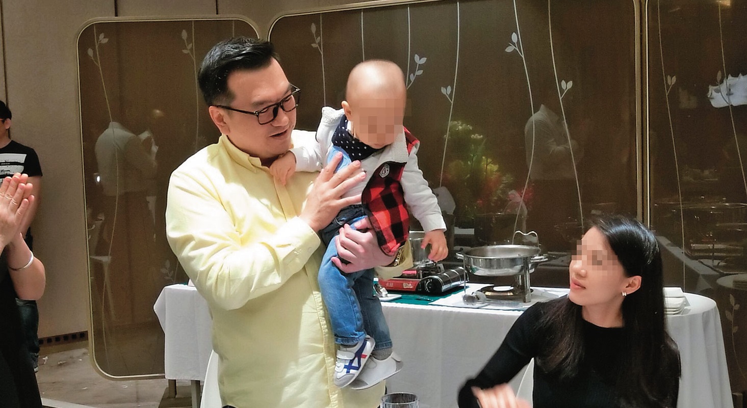 楊丞鈞婚外喜獲麟兒，相當興奮，但外遇生子卻傷了妻子與女兒的心。（讀者提供）