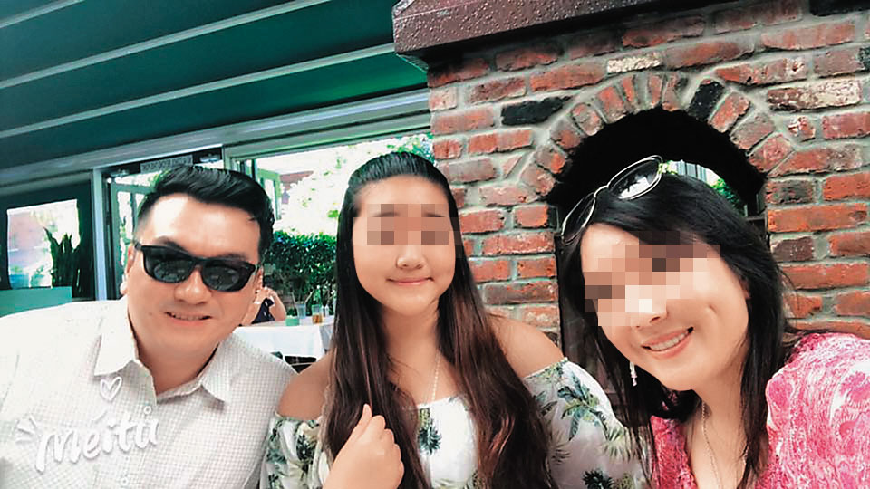 楊丞鈞（左）十分疼愛與原配（右）所生的女兒（中），在沒有小三介入之前，是人人稱羨的美滿家庭。（翻攝臉書）