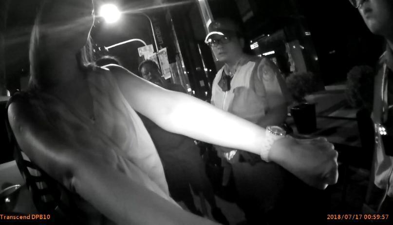 吳姓女子開著BMW酒駕遭攔檢,拒測並要求員警上銬帶回。